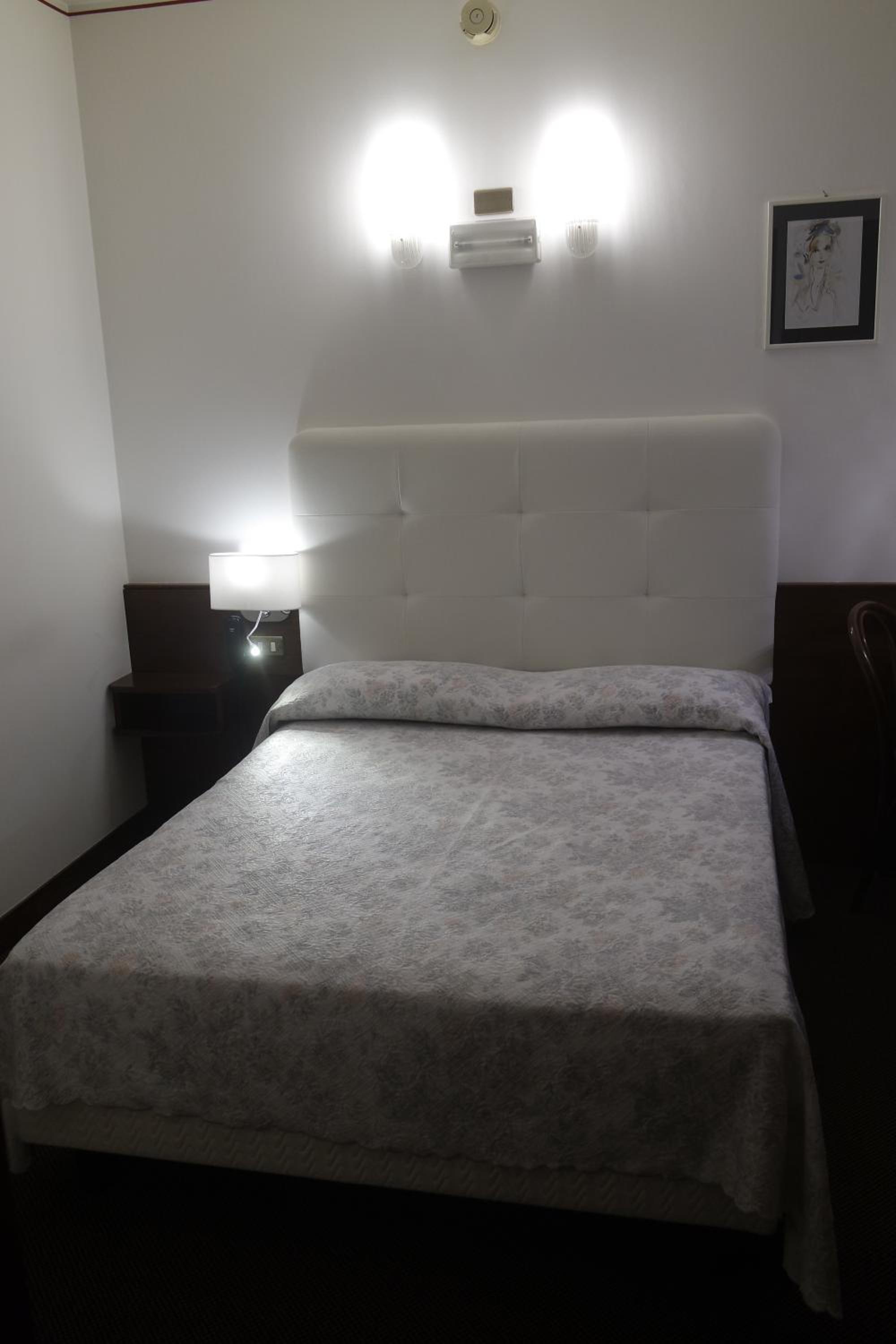 Double Room with Queen Bed photo 2