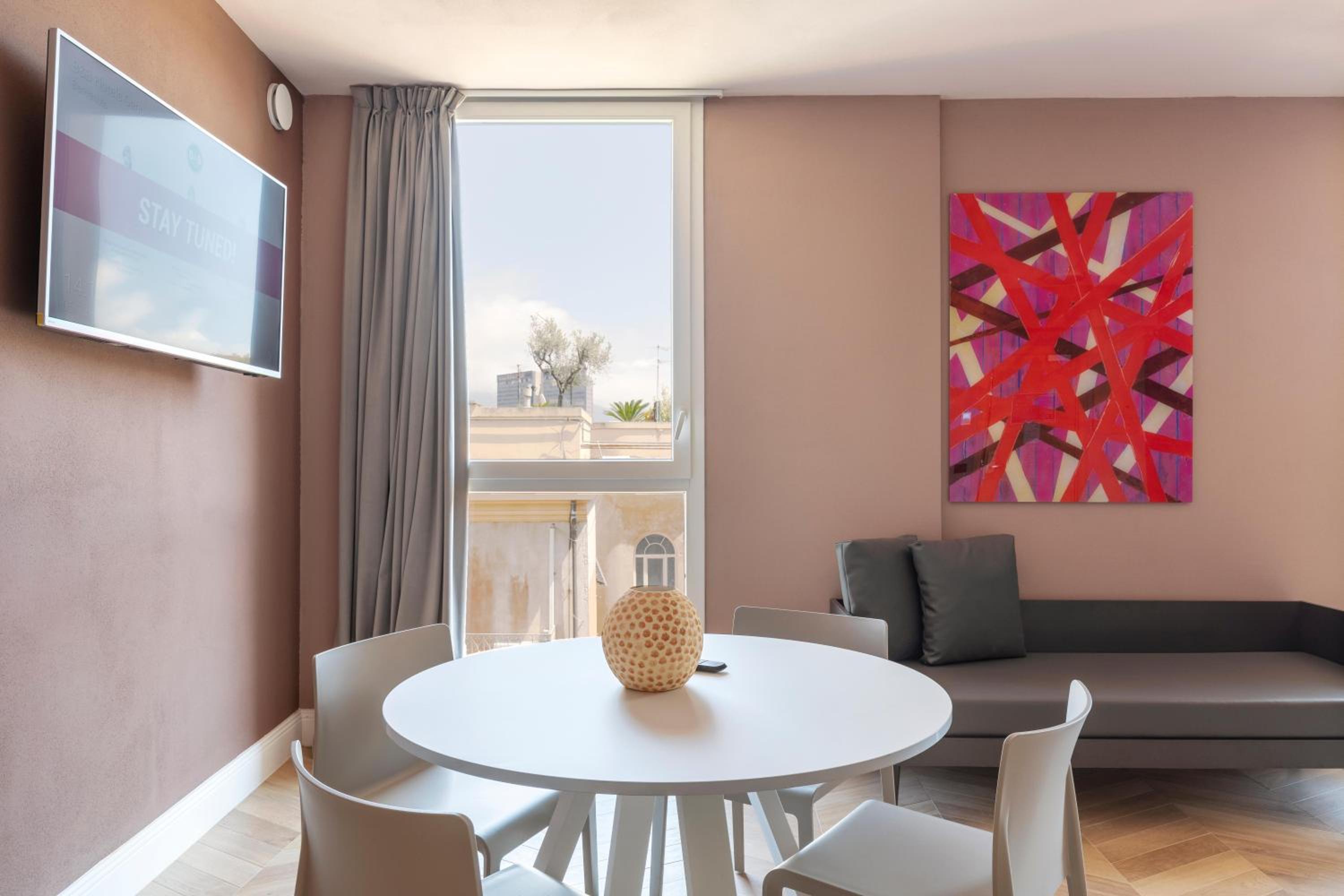 Suite - Photo 2