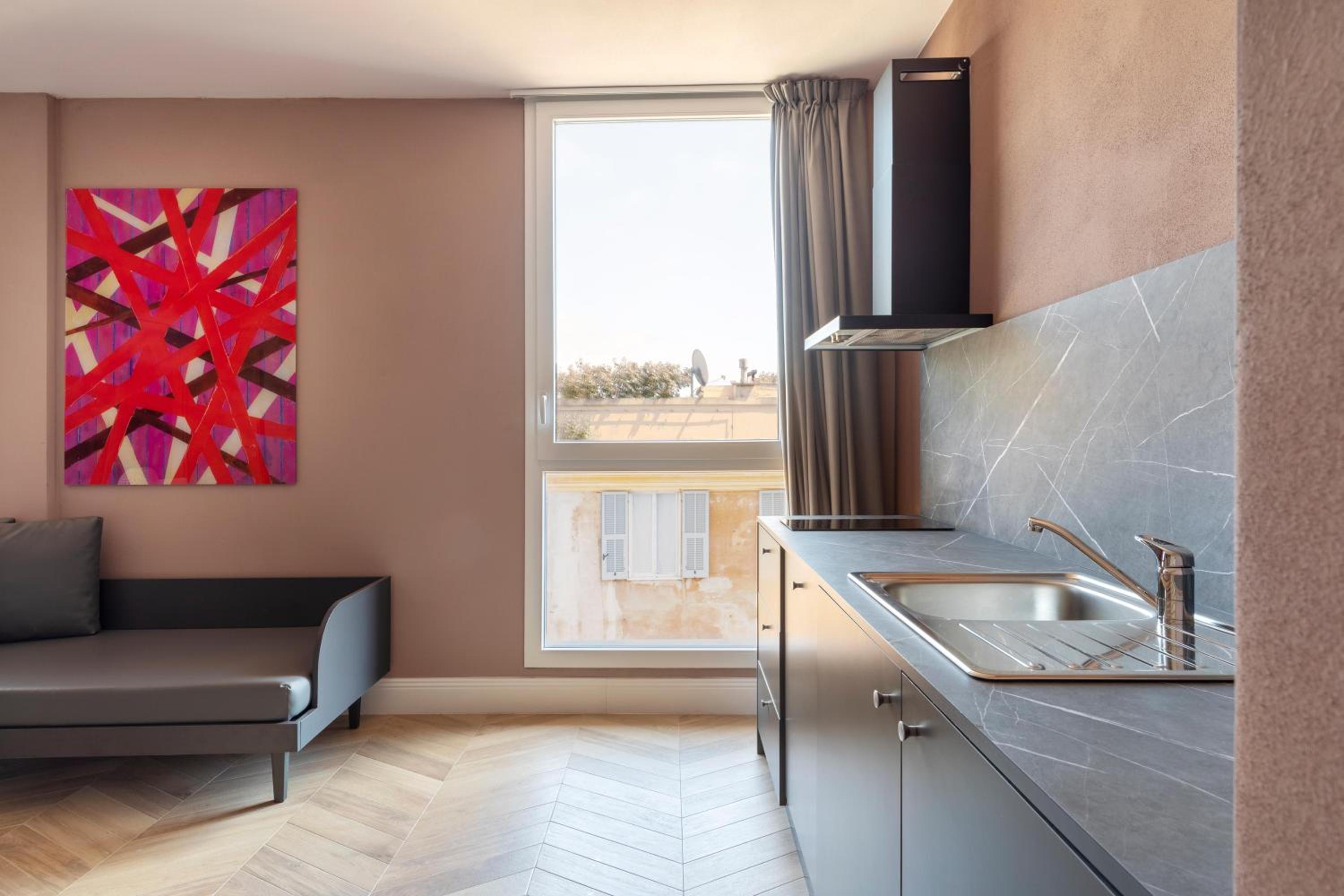 Suite - Photo 3