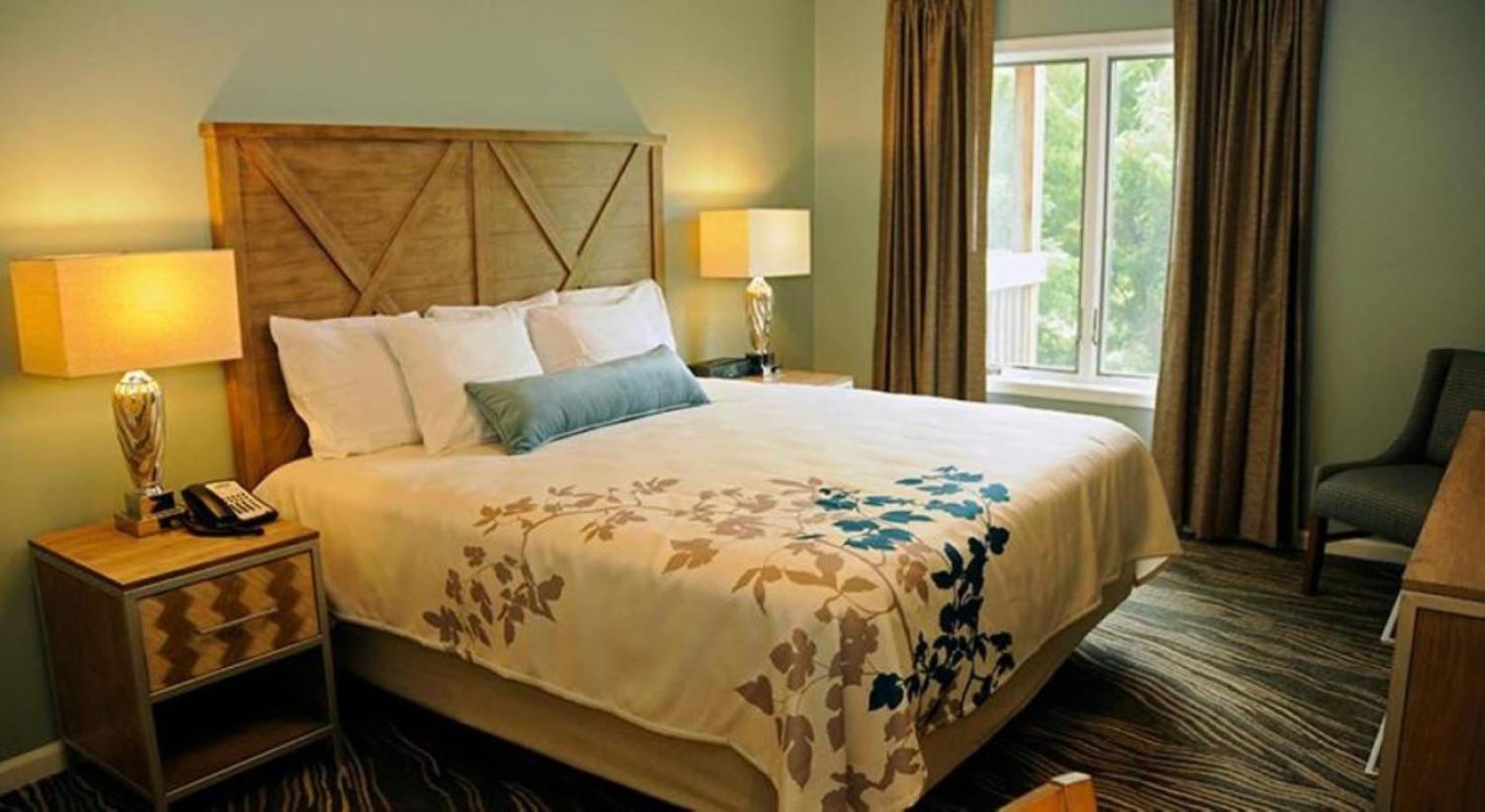 Woodstone Two Bedroom Premium Condo with Jacuzzi - Full Kitchen