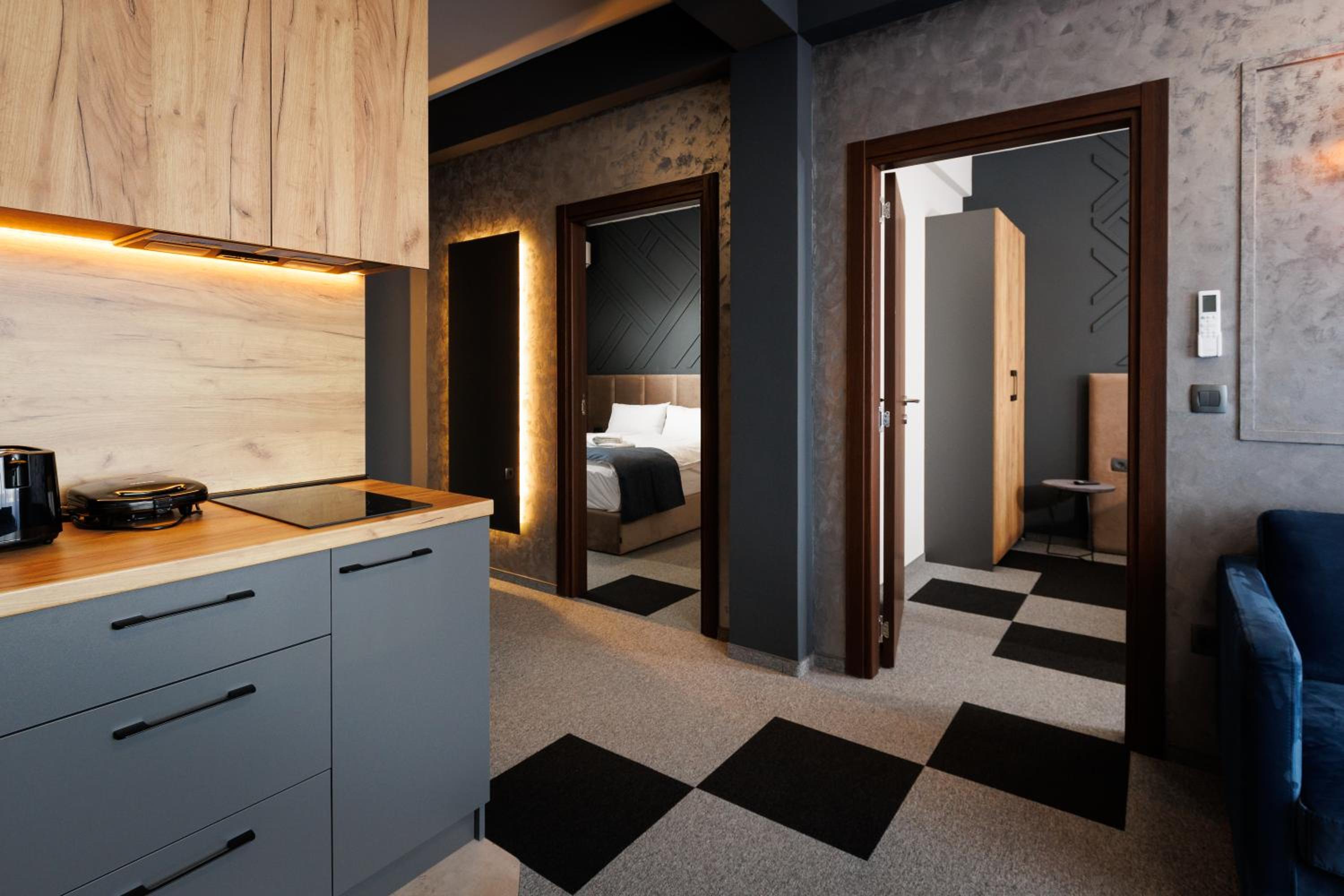 Two-Bedroom Apartment with Terrace Free Airport Shuttle