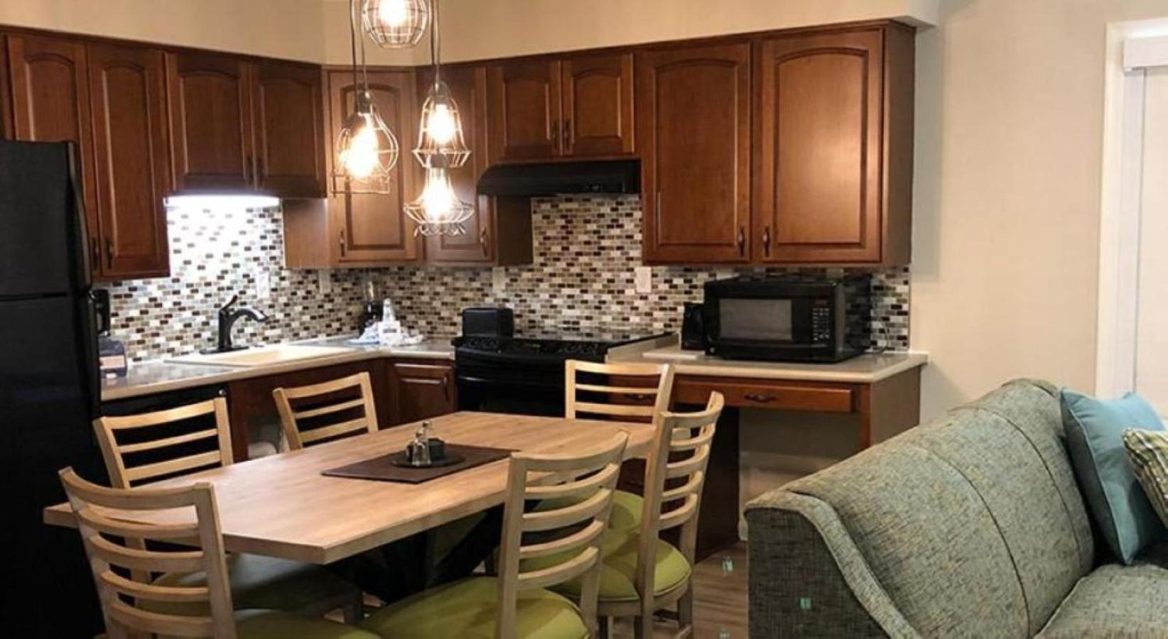 Woodstone Two Bedroom Premium Condo with Jacuzzi - Full Kitchen