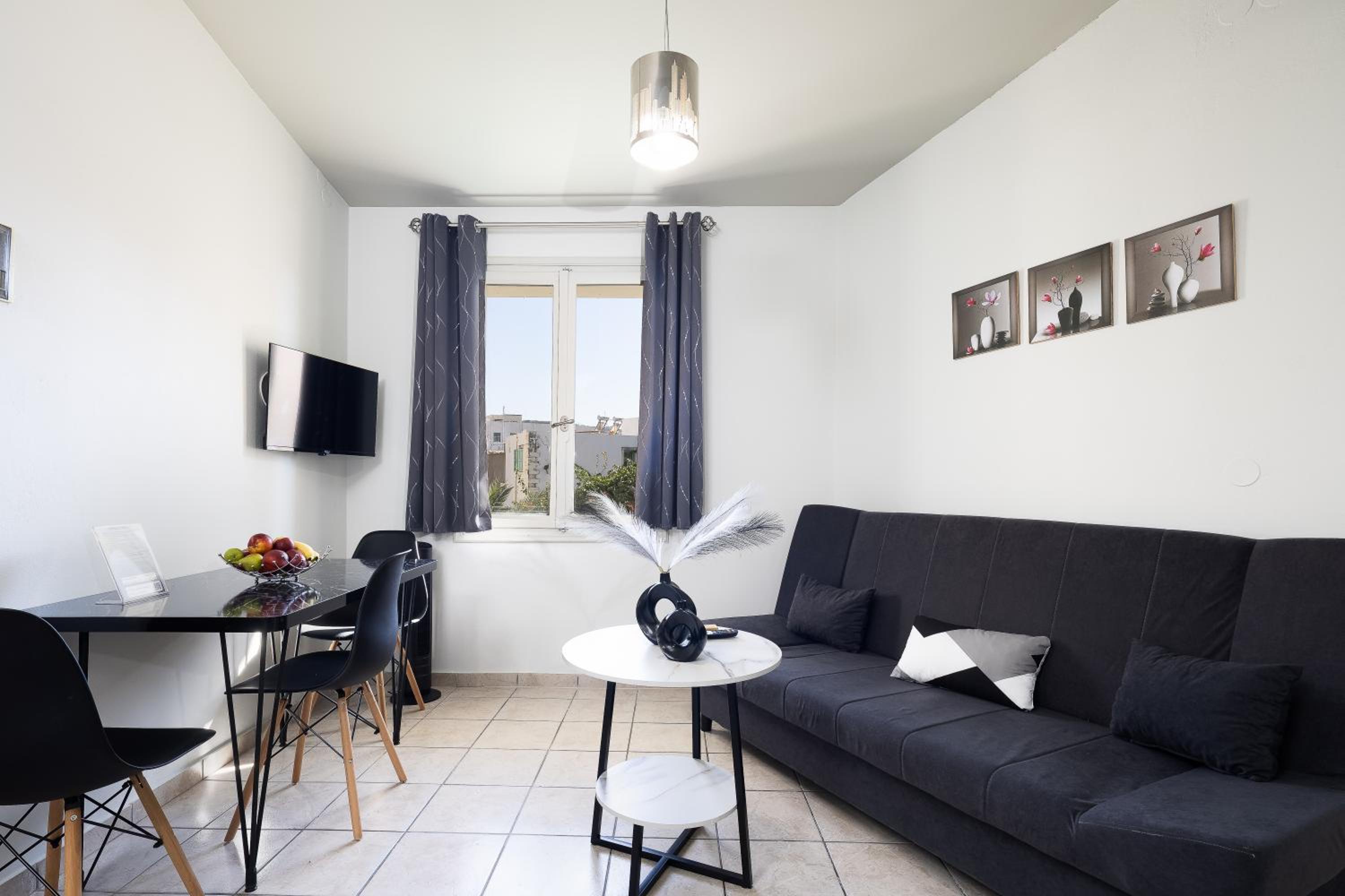 Deluxe One-Bedroom Apartment