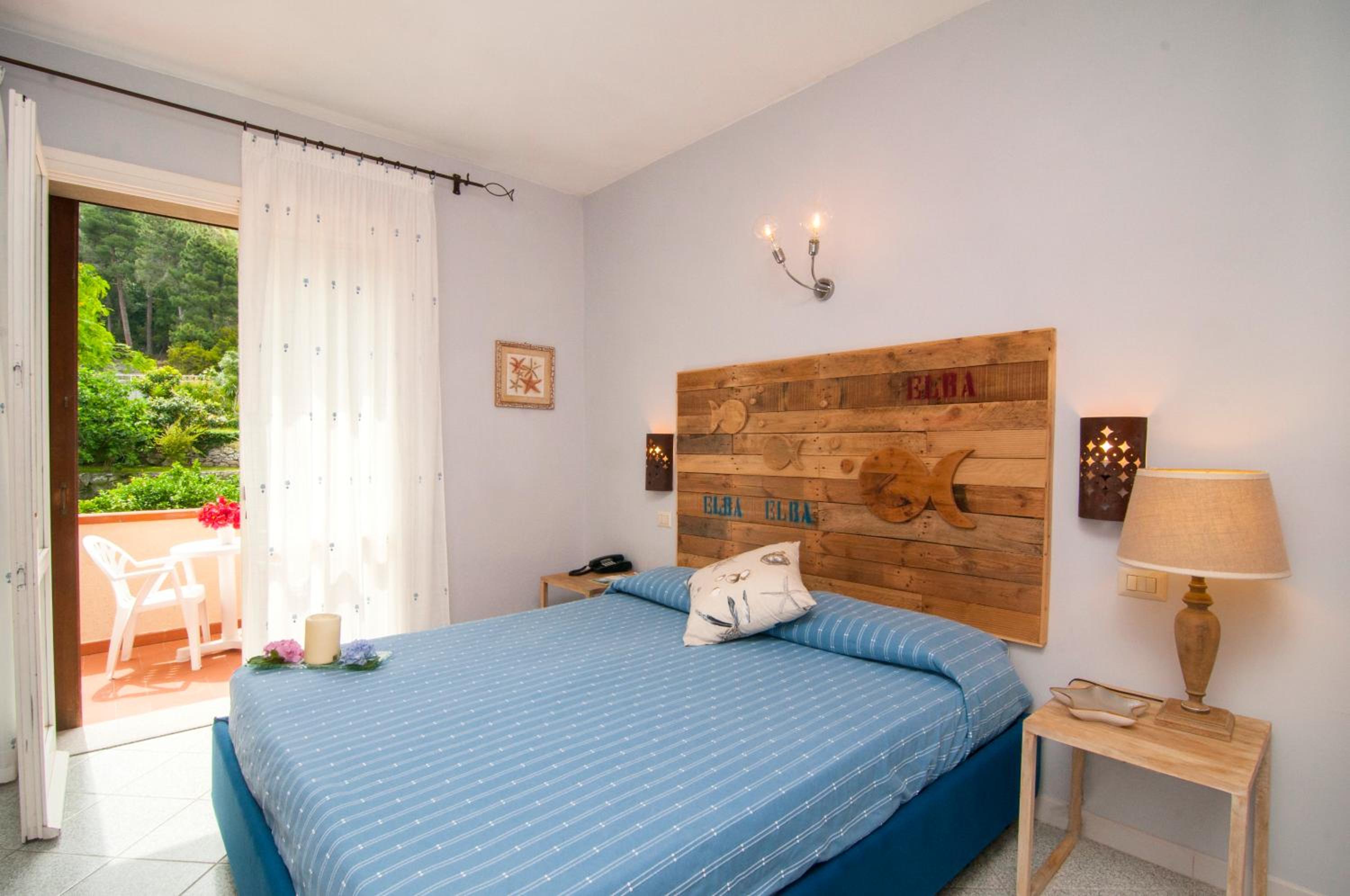 Double Room with Balcony with sea or garden view