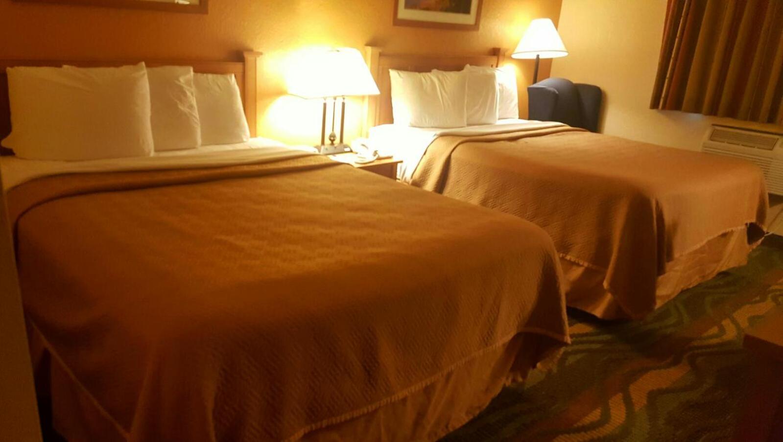 Queen Room with Two Queen Beds - Non-Smoking - Photo 4