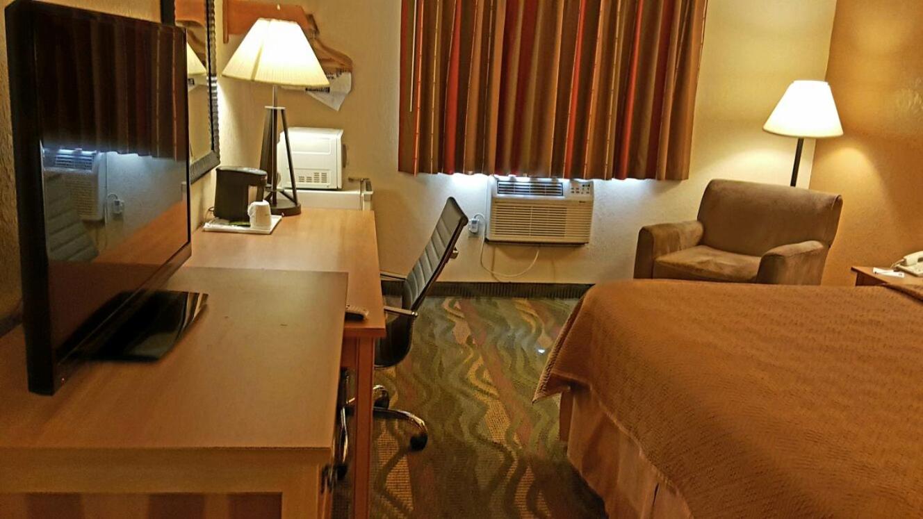 King Room - Disability Access - Non-Smoking - Photo 3