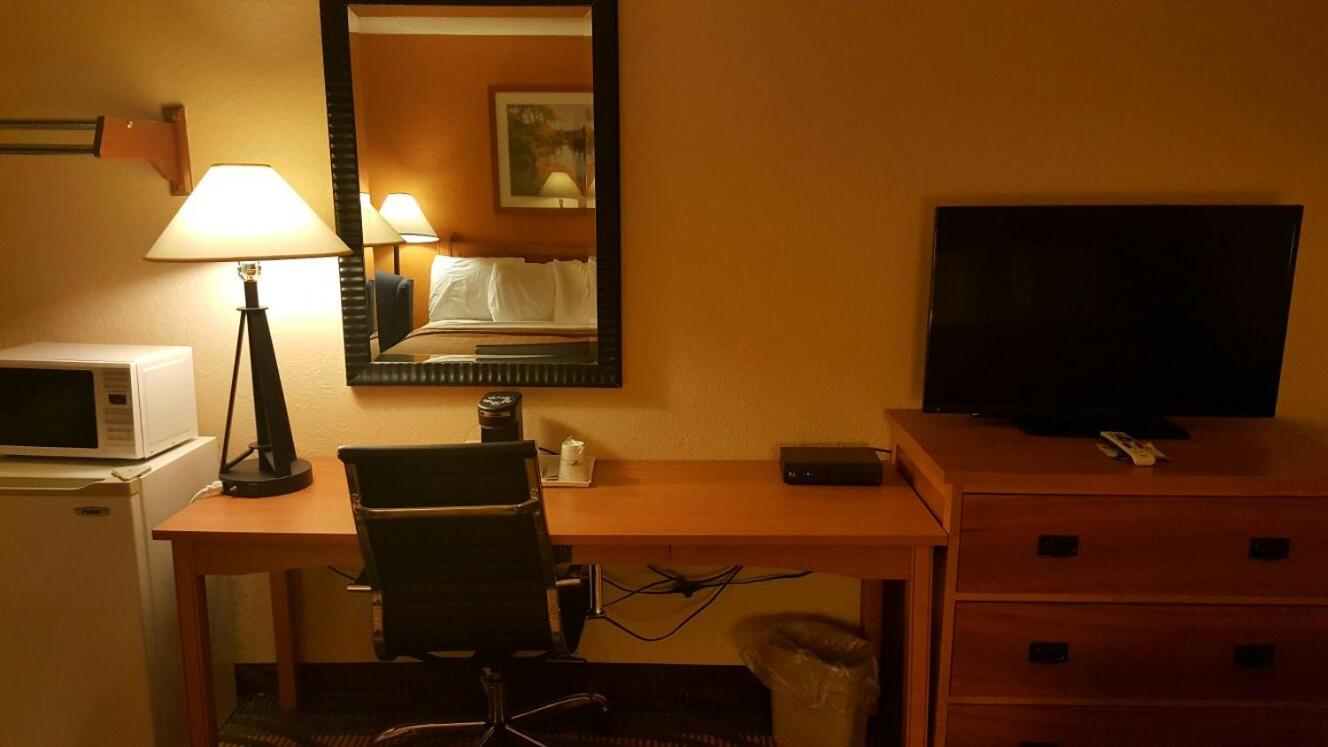 Queen Room with Two Queen Beds - Non-Smoking - Photo 2