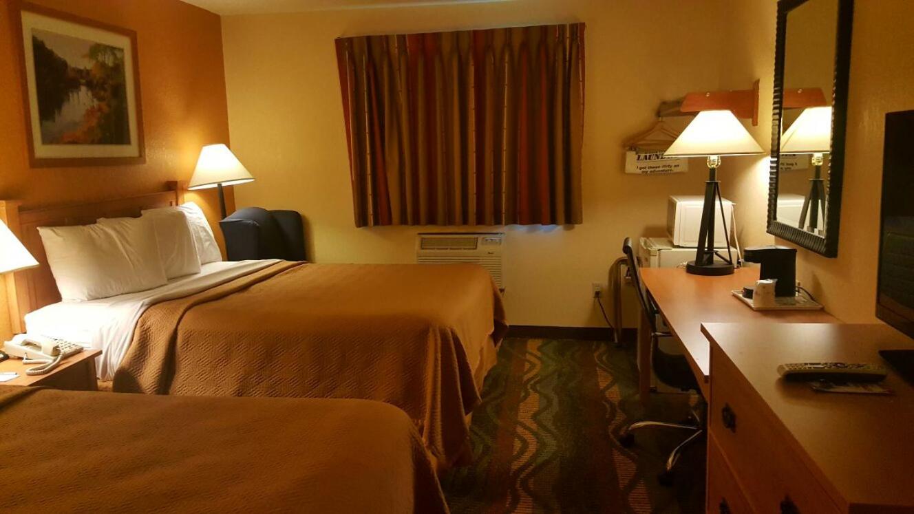 Queen Room with Two Queen Beds - Non-Smoking - Photo 3
