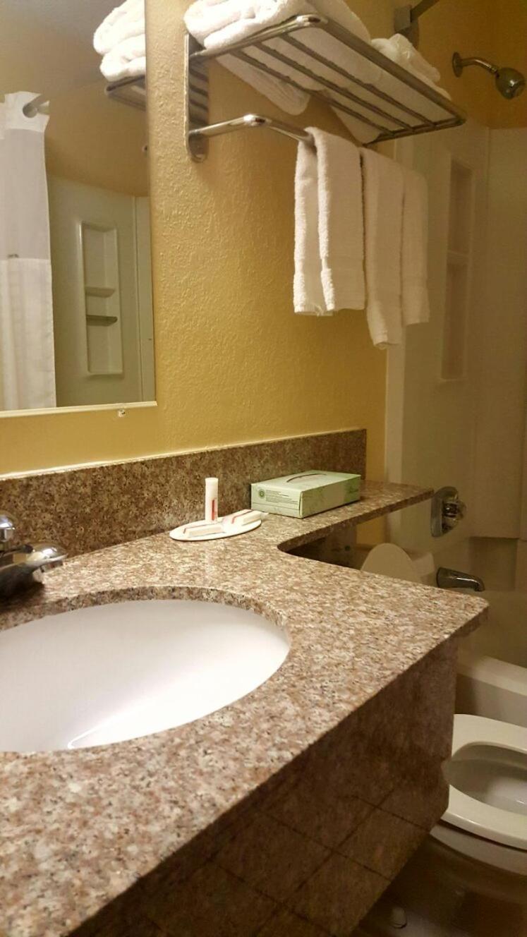 Queen Room with Two Queen Beds - Non-Smoking - Photo 6