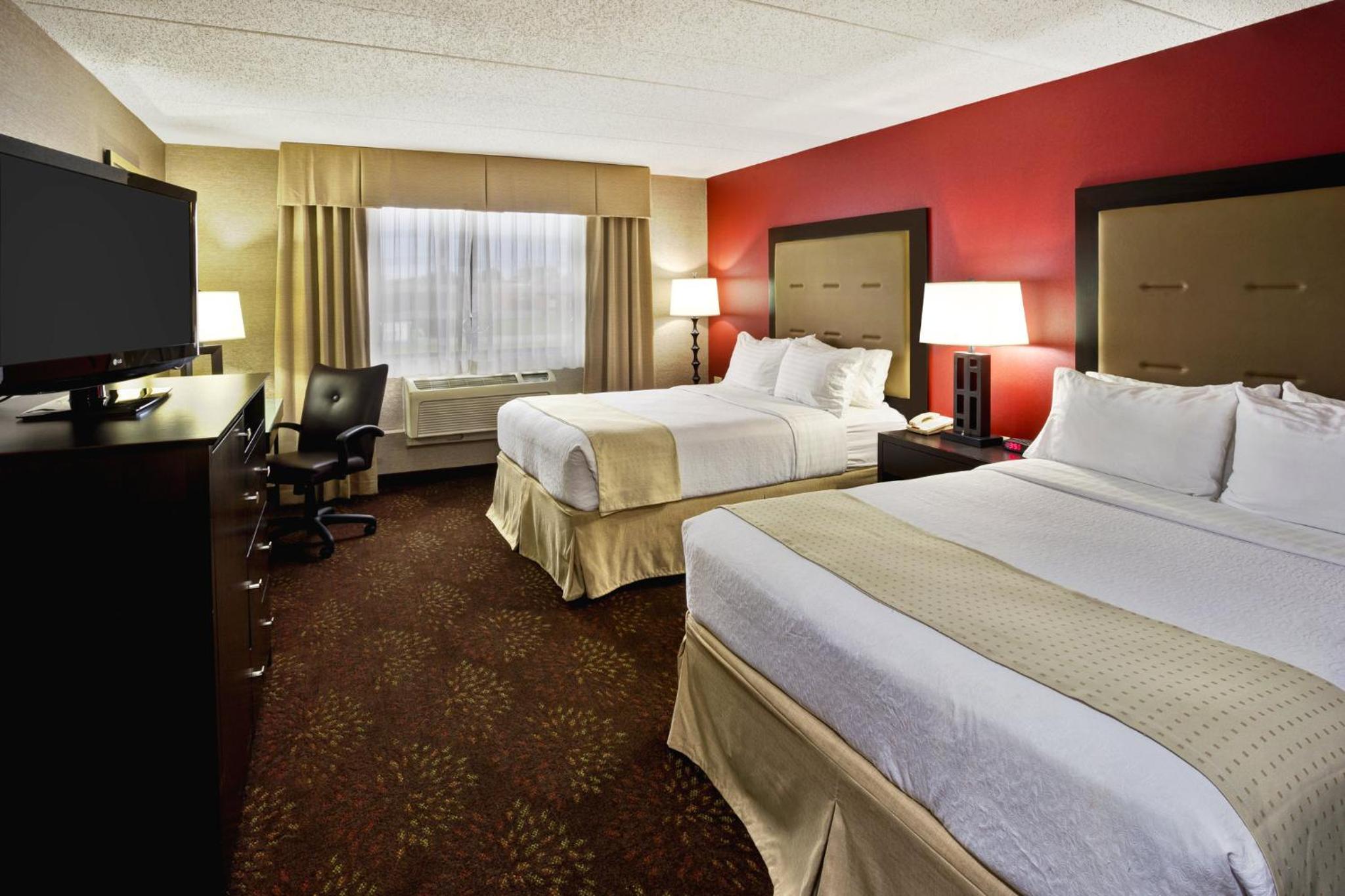 Queen Room - Mobility Access/Hearing Accessible photo 3