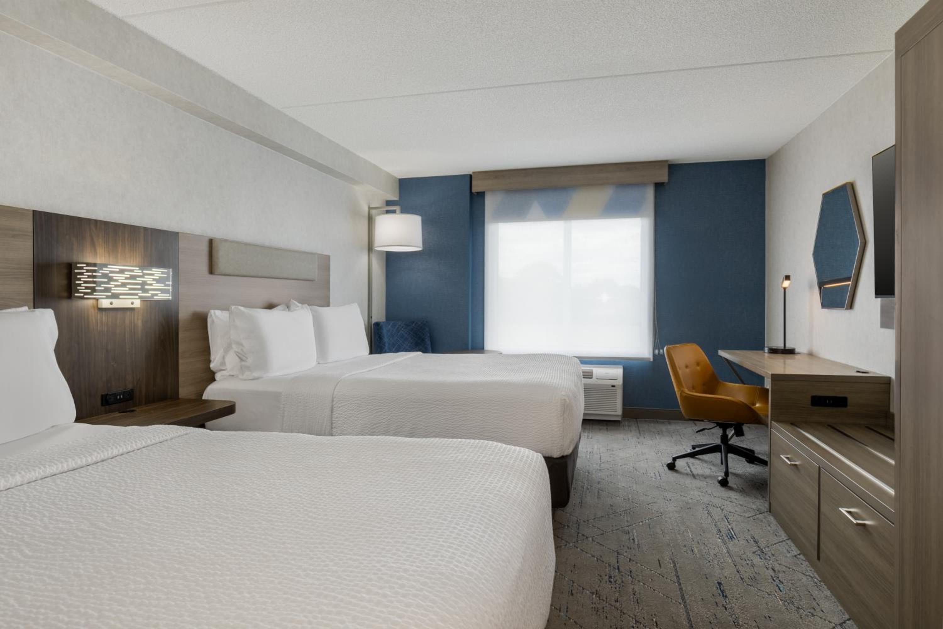 Queen Room - Mobility Access/Hearing Accessible photo 2