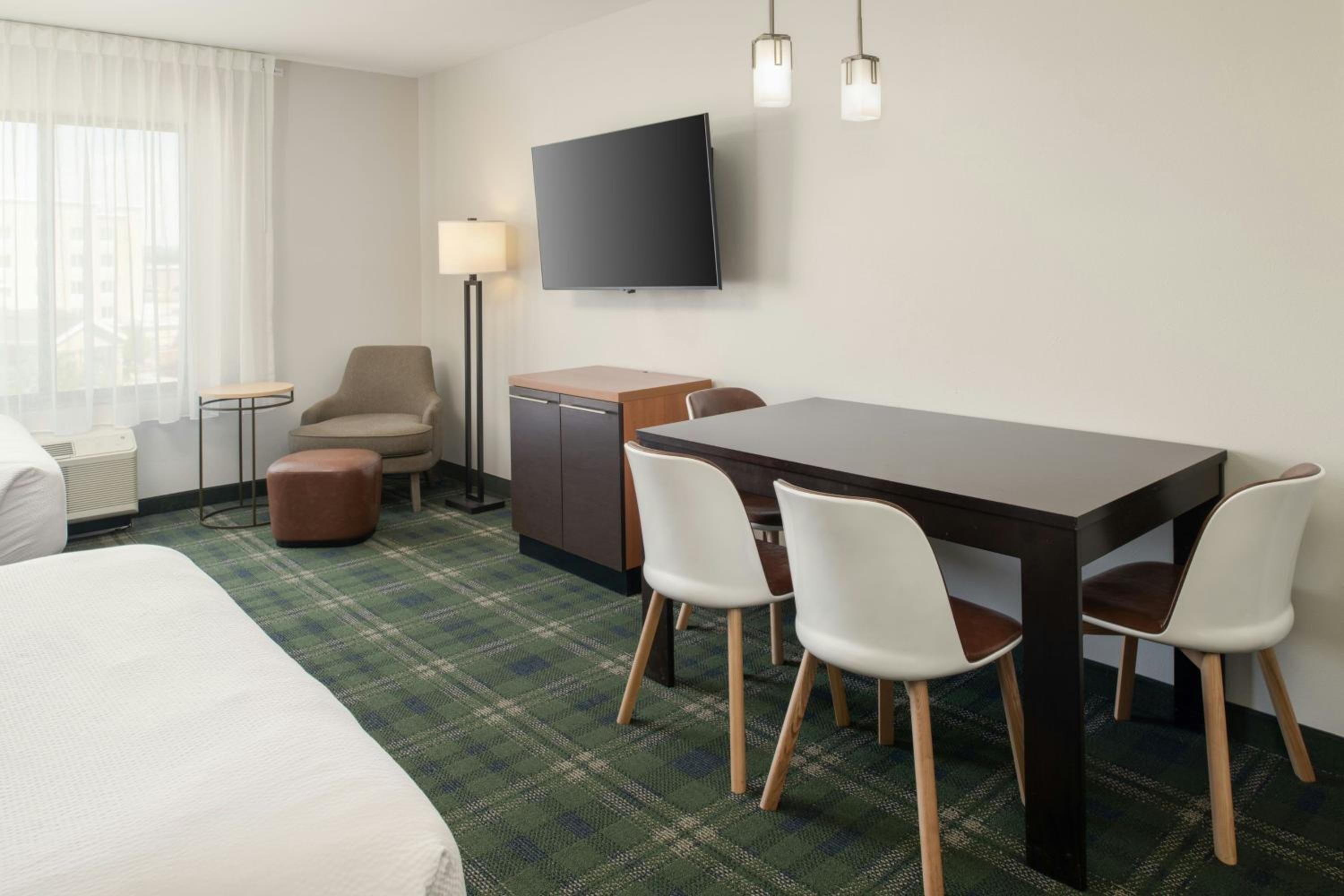 Suite with Two Queen Beds - Mobility and Hearing Accessible with Tub photo 3