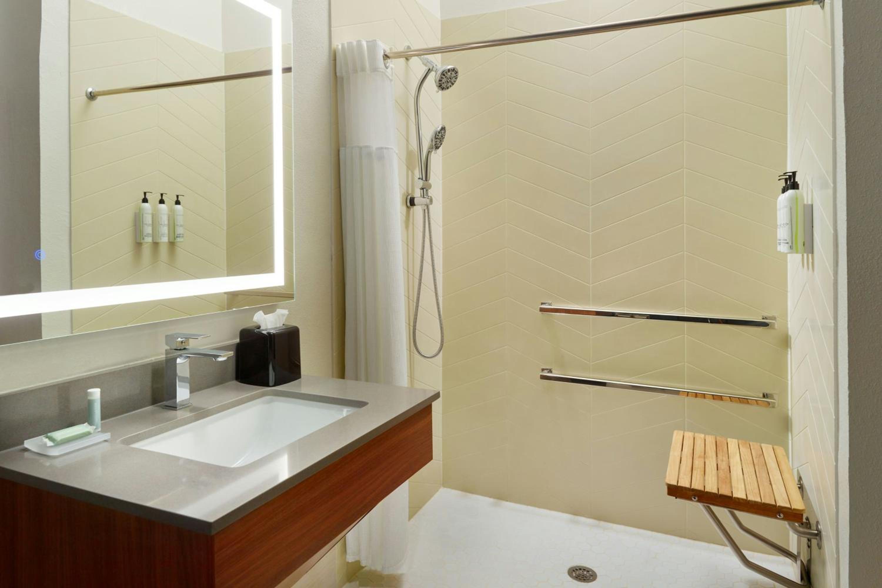 Queen Room with Two Queen Beds - Hearing Accessible - Photo 3