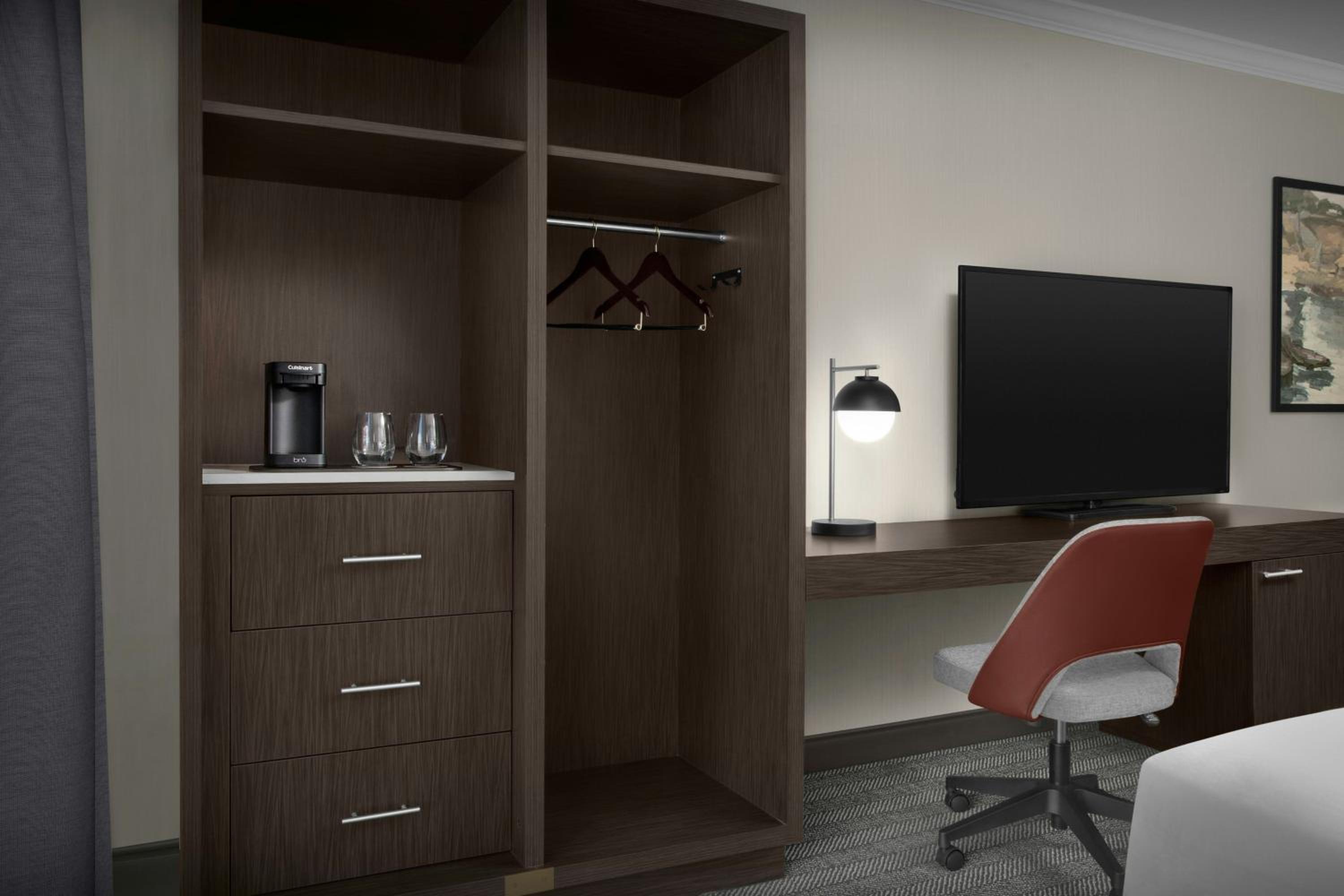 Allegro One-Bedroom King Suite with Sofa Bed thumbnail 6