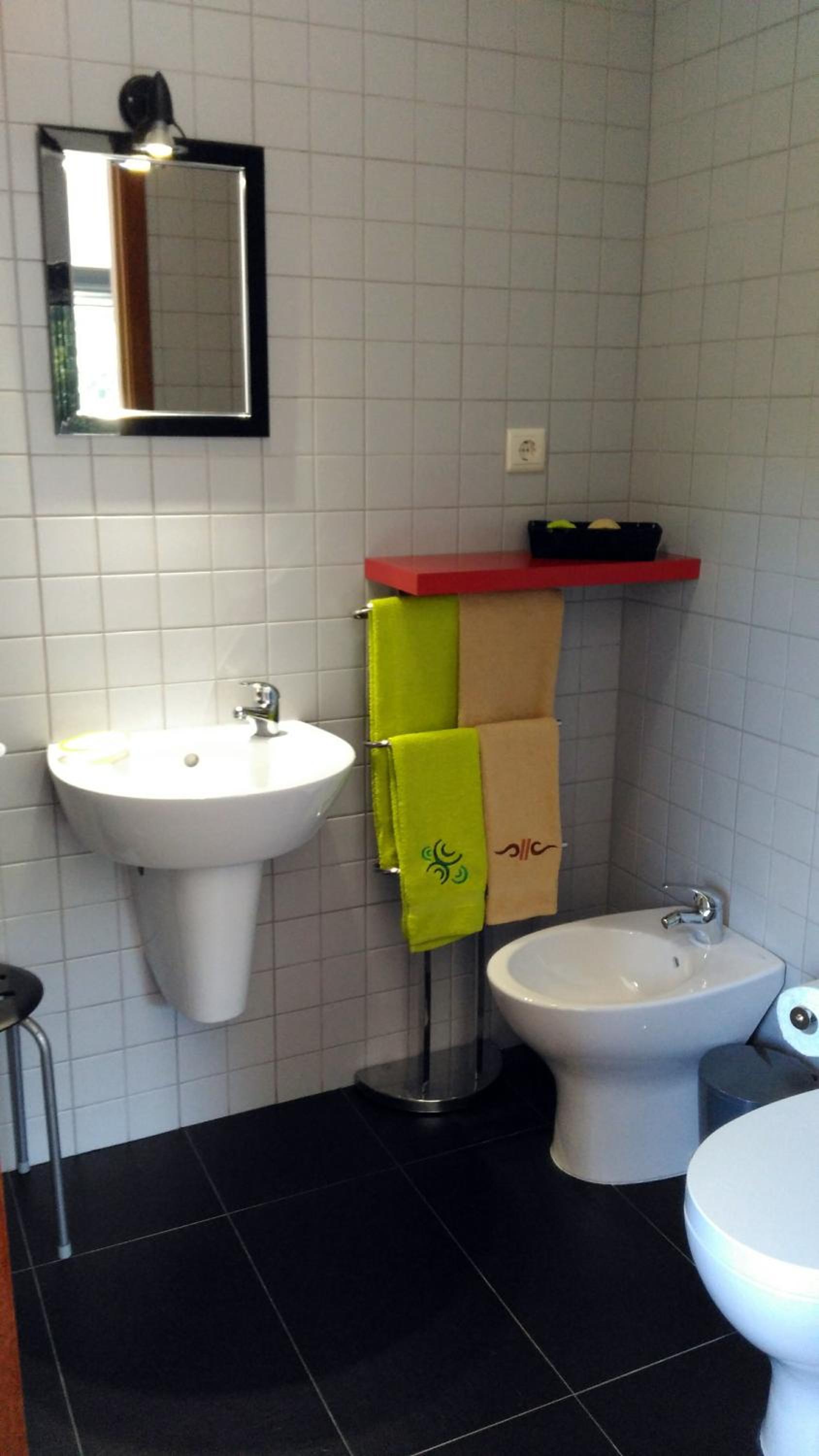 Twin Room with Private Bathroom - Photo 6