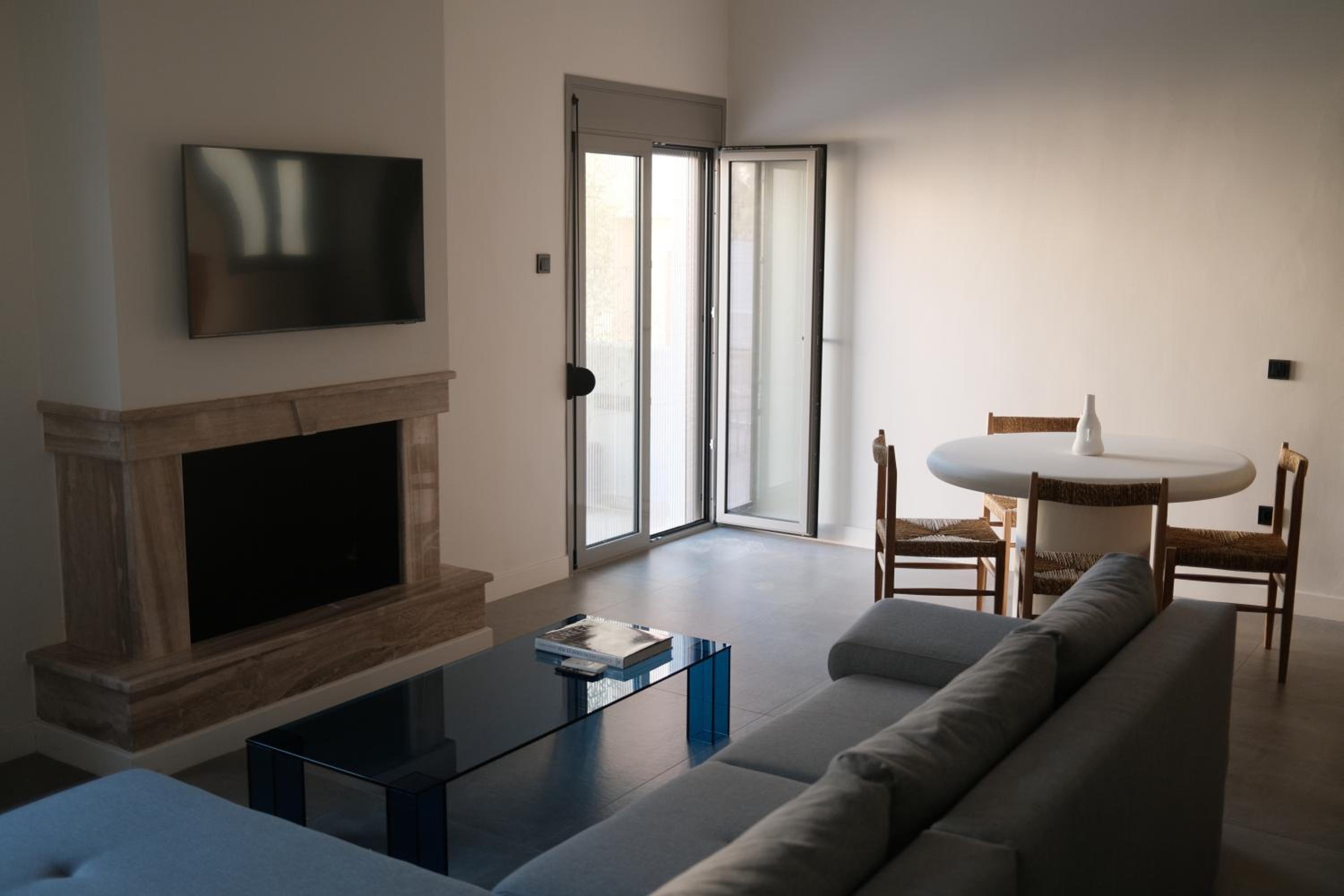 One-Bedroom Apartment with Terrace photo 1