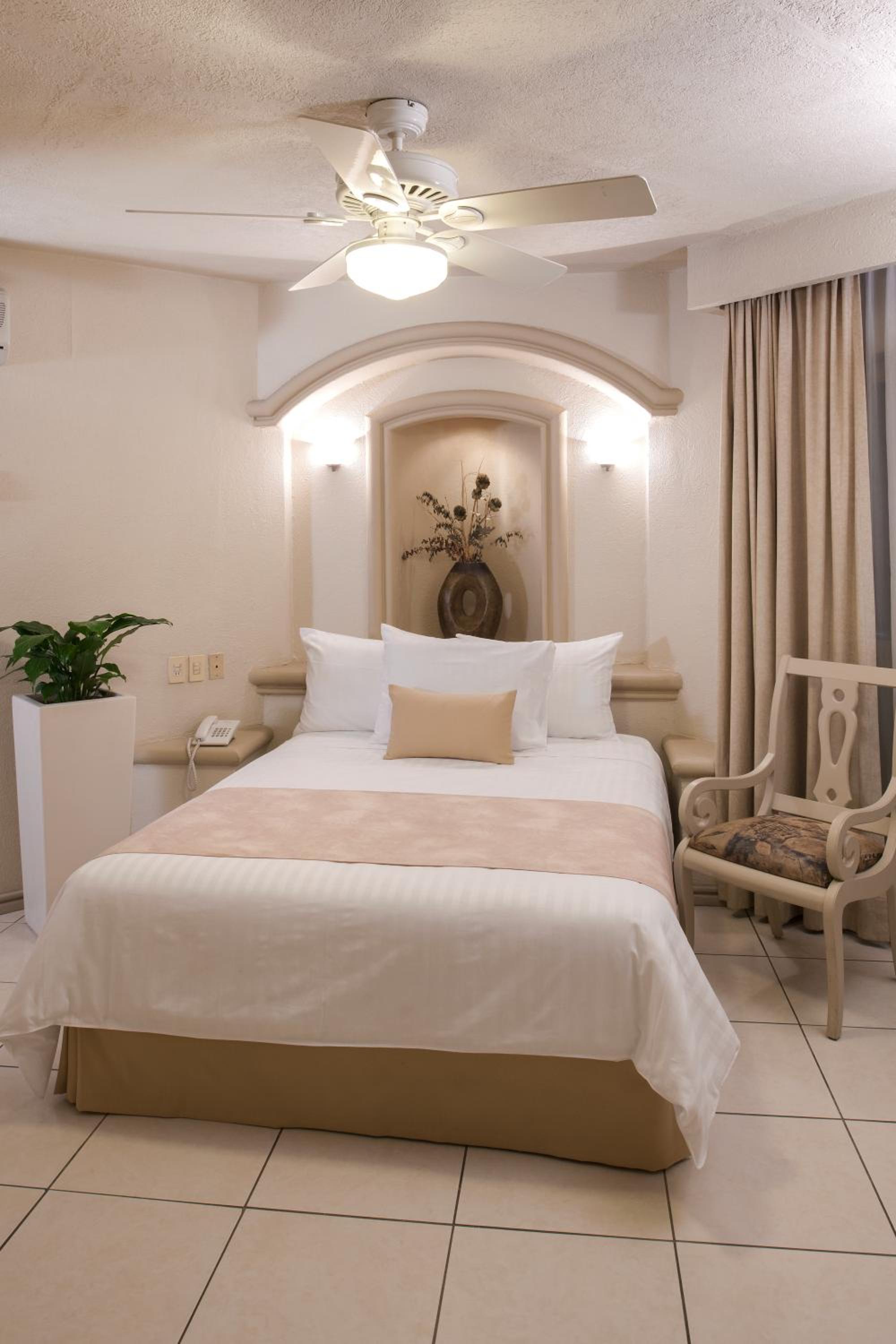 Two-Bedroom Suite - Photo 4