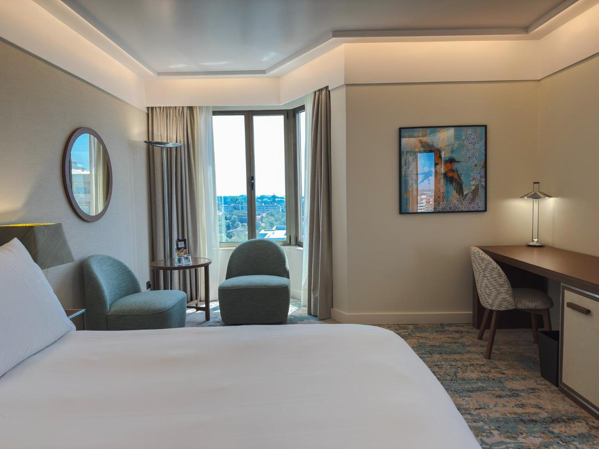 Junior Queen Suite with Corner Room - High Floor - Photo 5