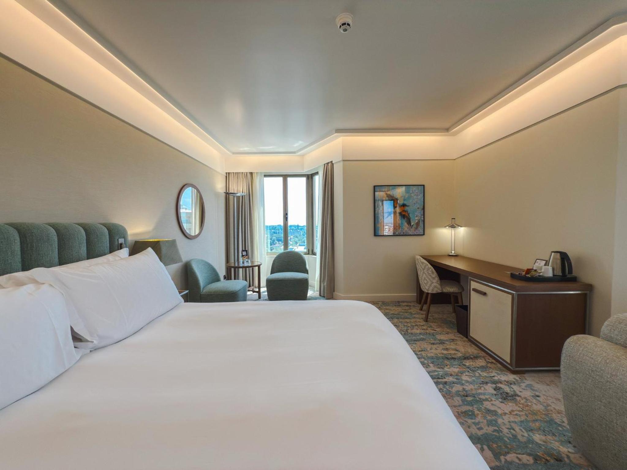 Junior Queen Suite with Corner Room - High Floor - Photo 7