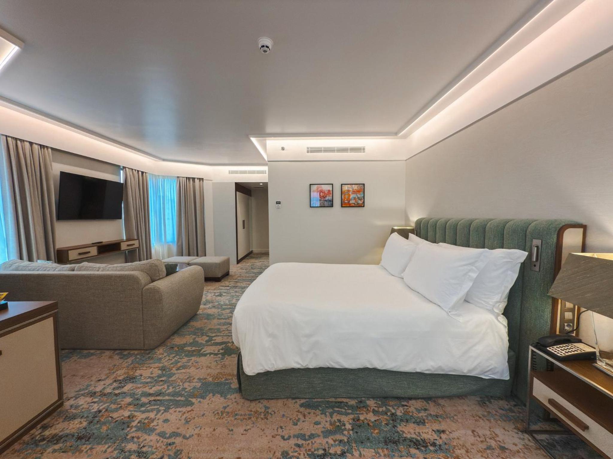 Junior Queen Suite with Corner Room - High Floor - Photo 6