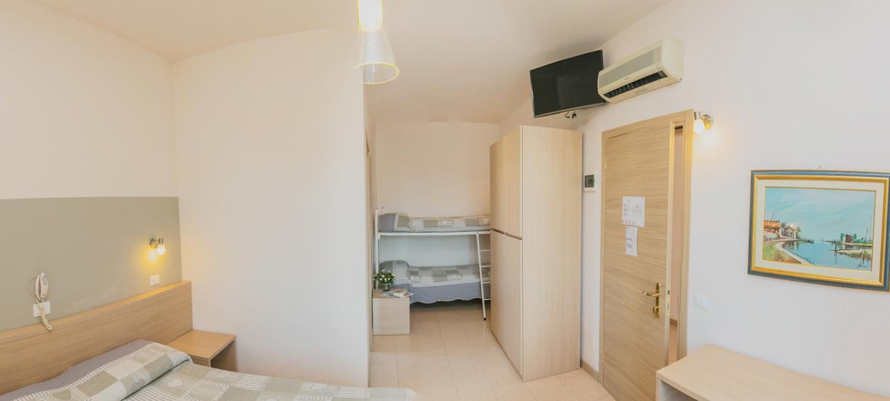 Quadruple Room - Photo 9