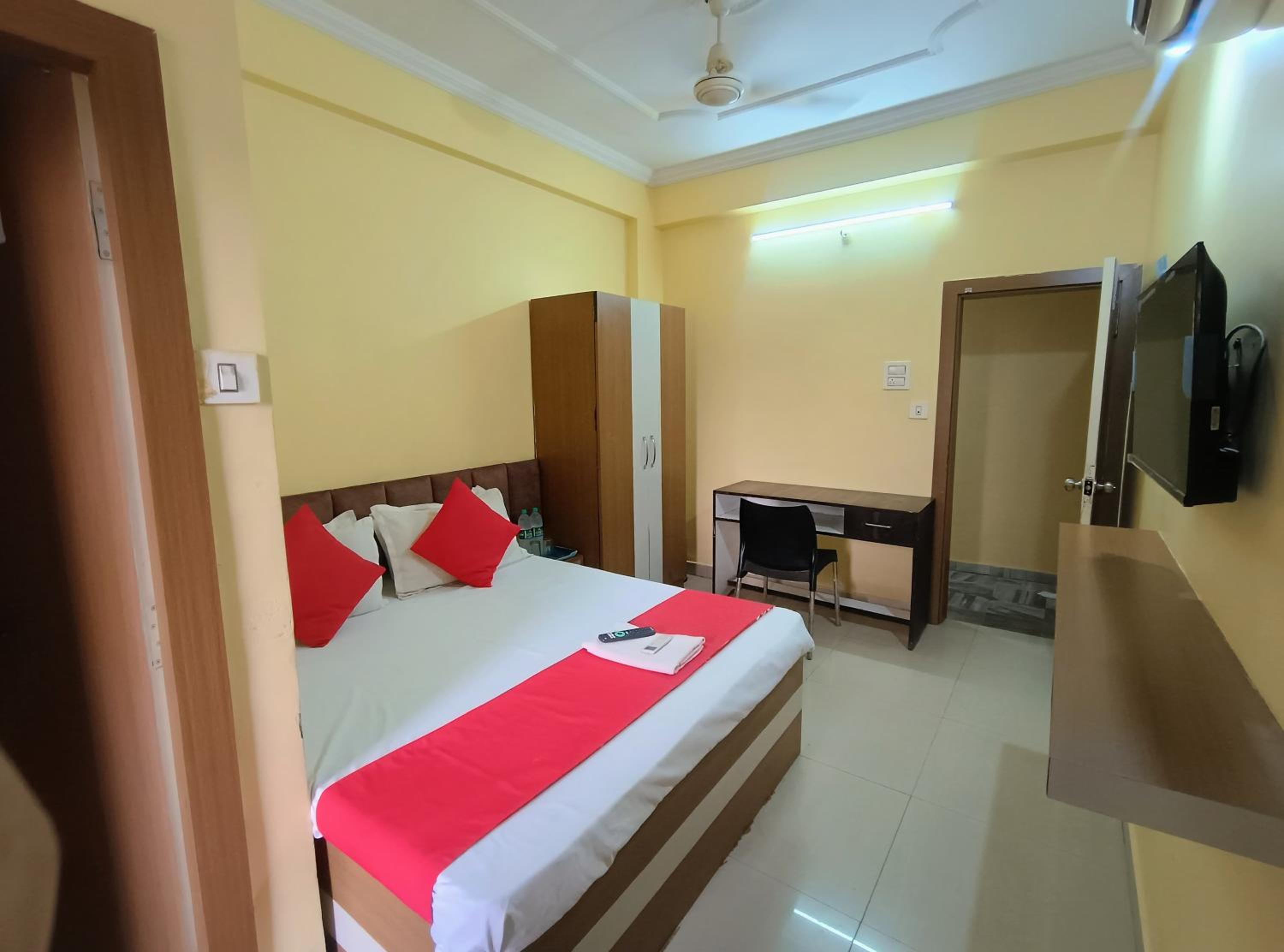 Deluxe Room - Photo 15