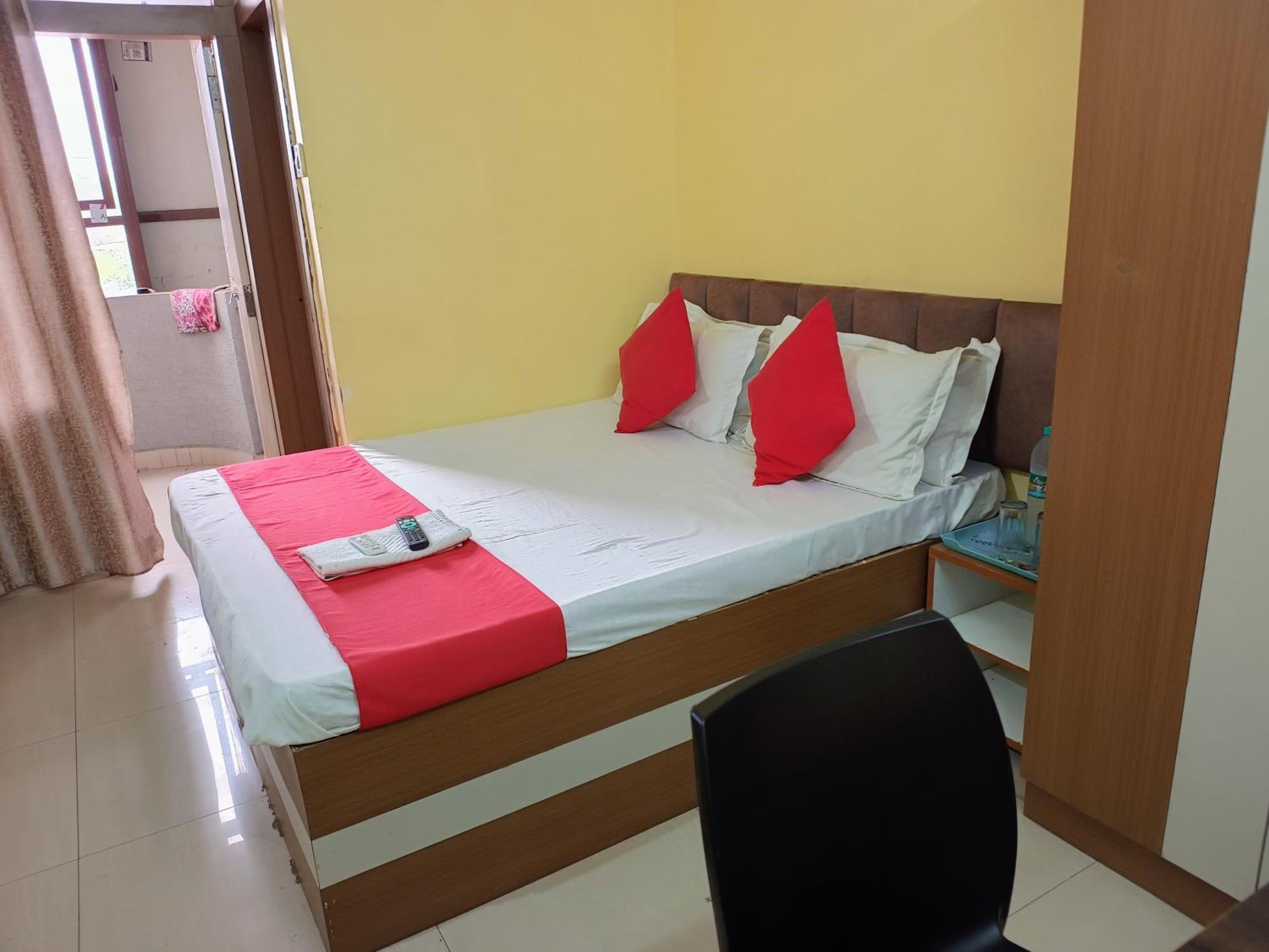 Deluxe Room - Photo 19