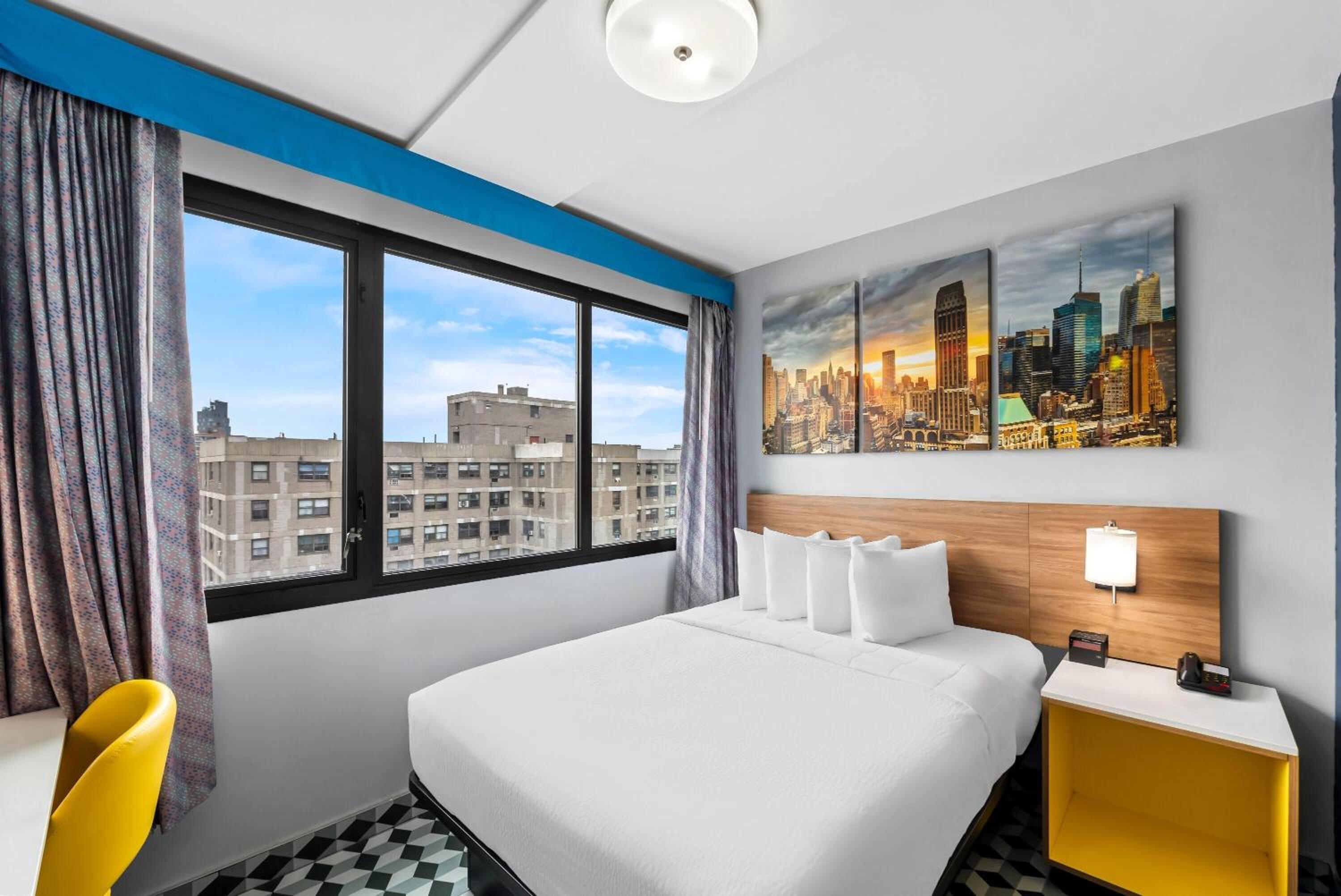 Deluxe Queen Room with City View - Upper Floor/Non-Smoking photo 1