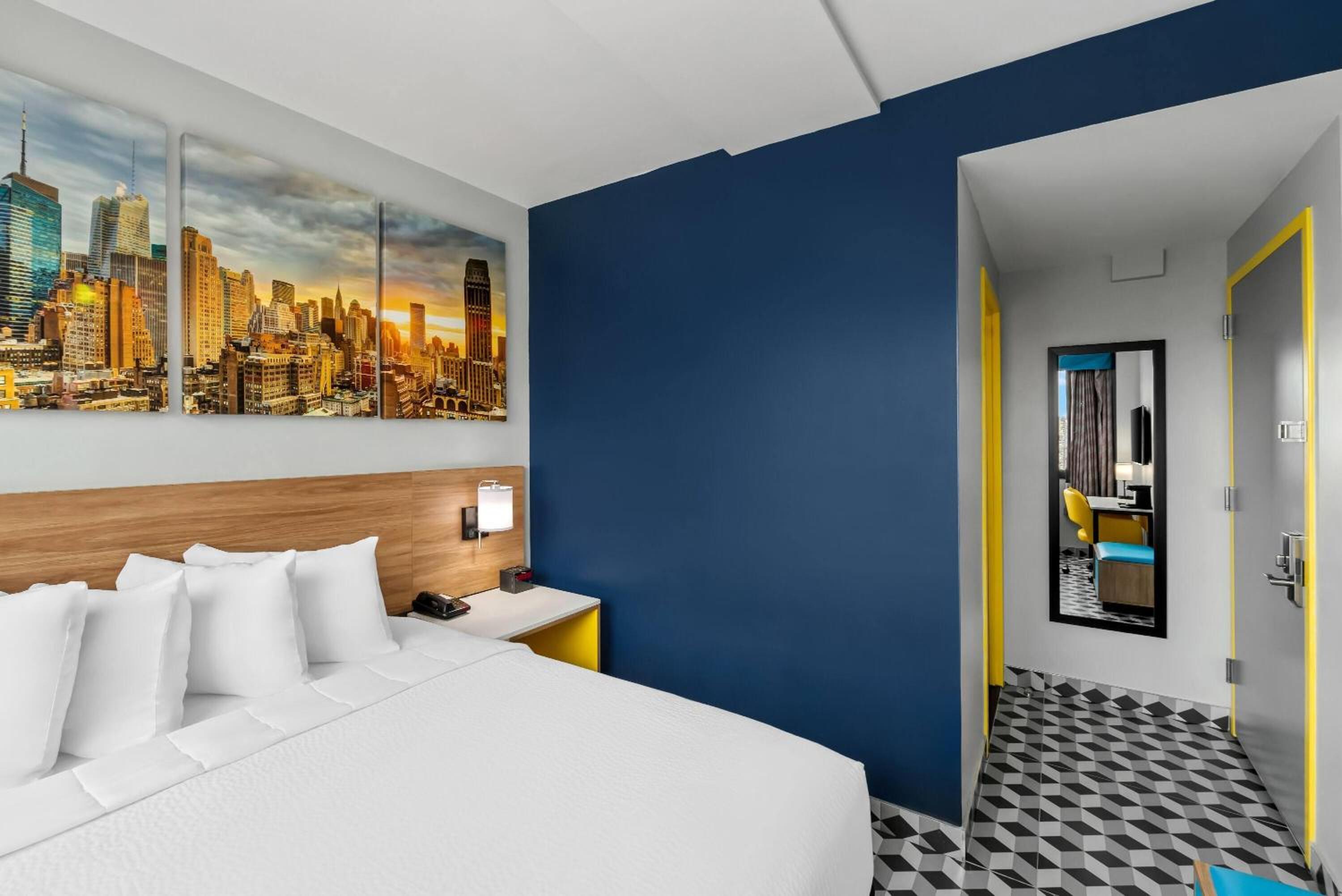 Deluxe Queen Room with City View - Upper Floor/Non-Smoking photo 2