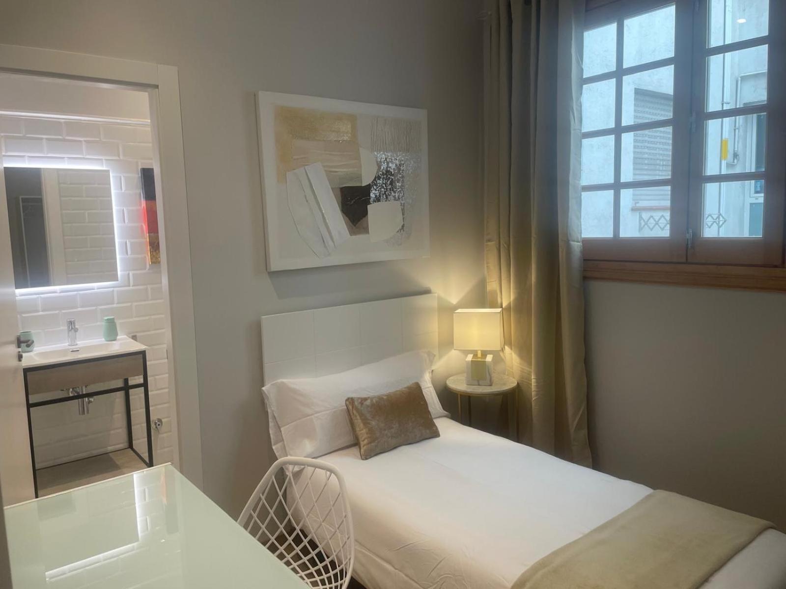 Single Room with Private Bathroom photo 1