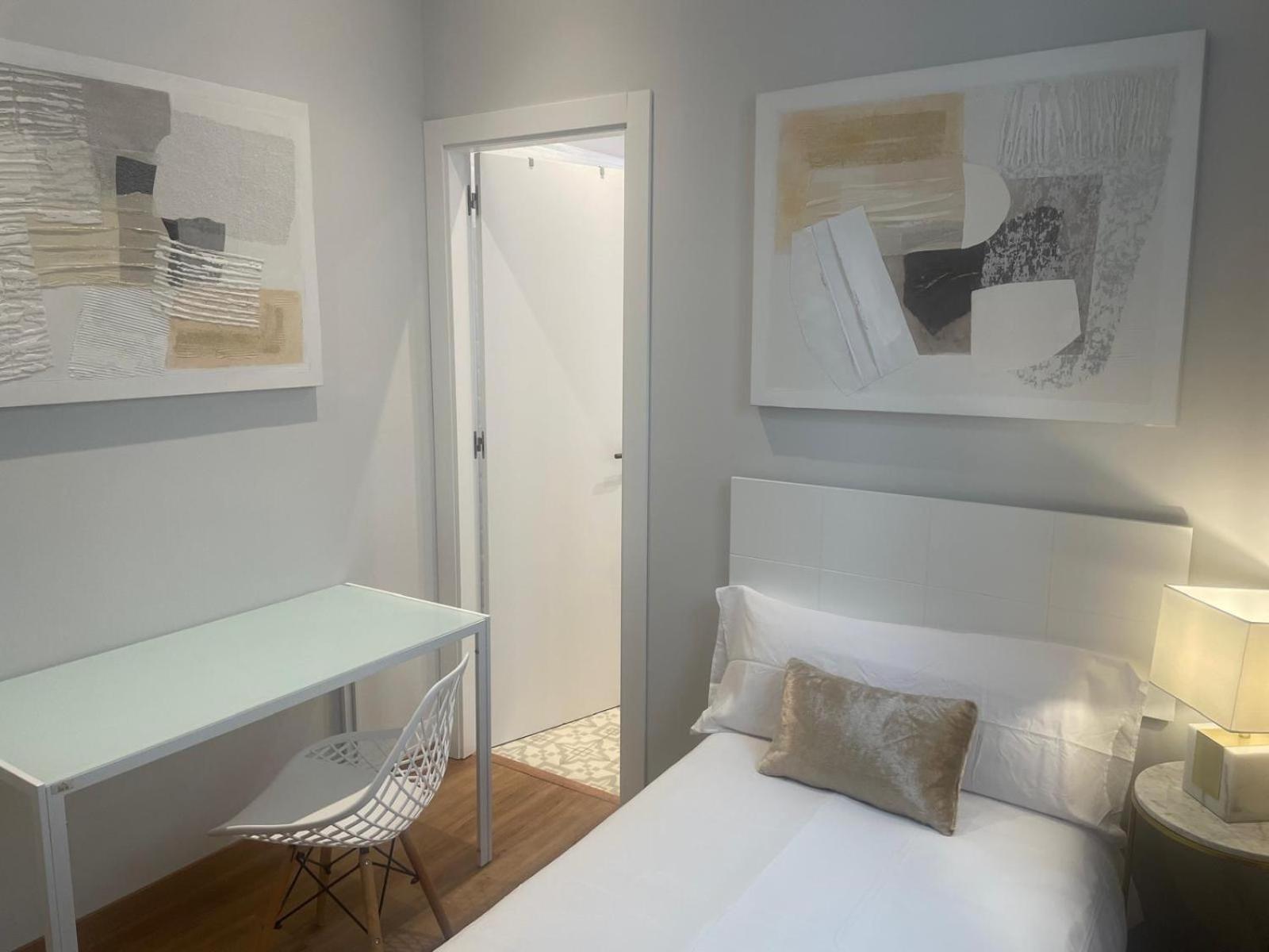 Single Room with Private Bathroom photo 2