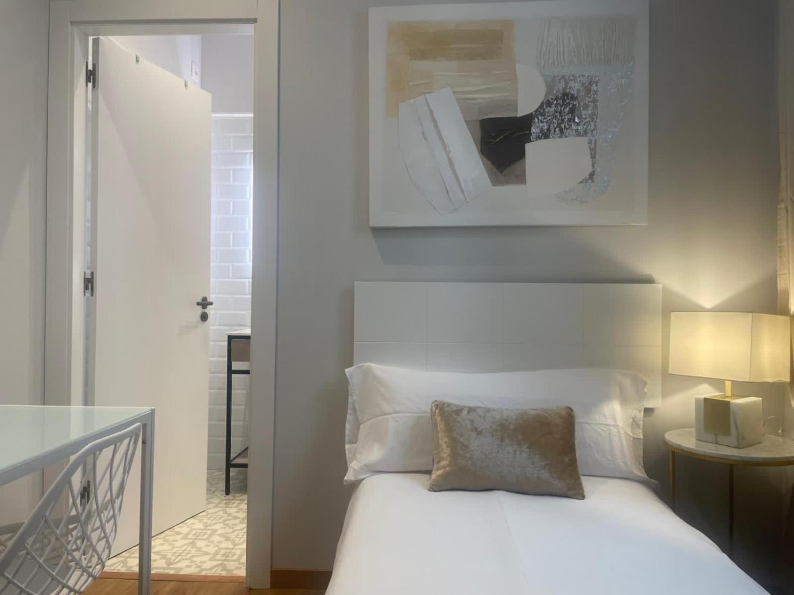 Single Room with Private Bathroom photo 3