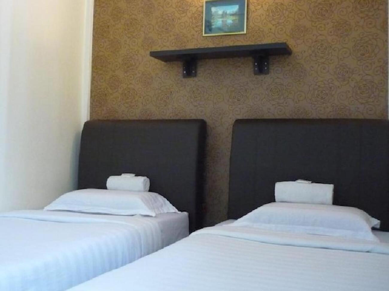 Twin Room with Private Bathroom photo 3