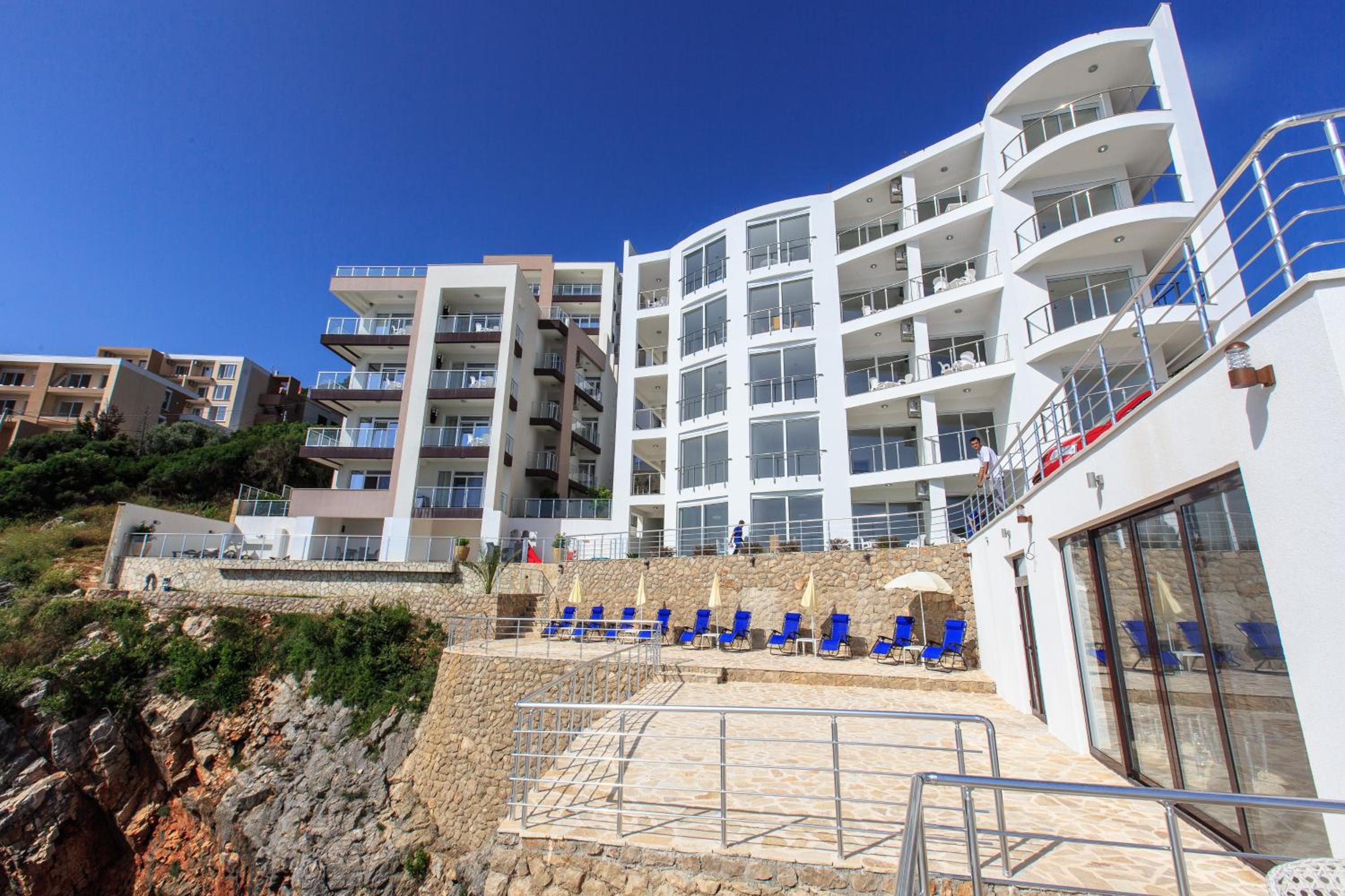 Two-Bedroom Apartment with Balcony and Sea View - Photo 7
