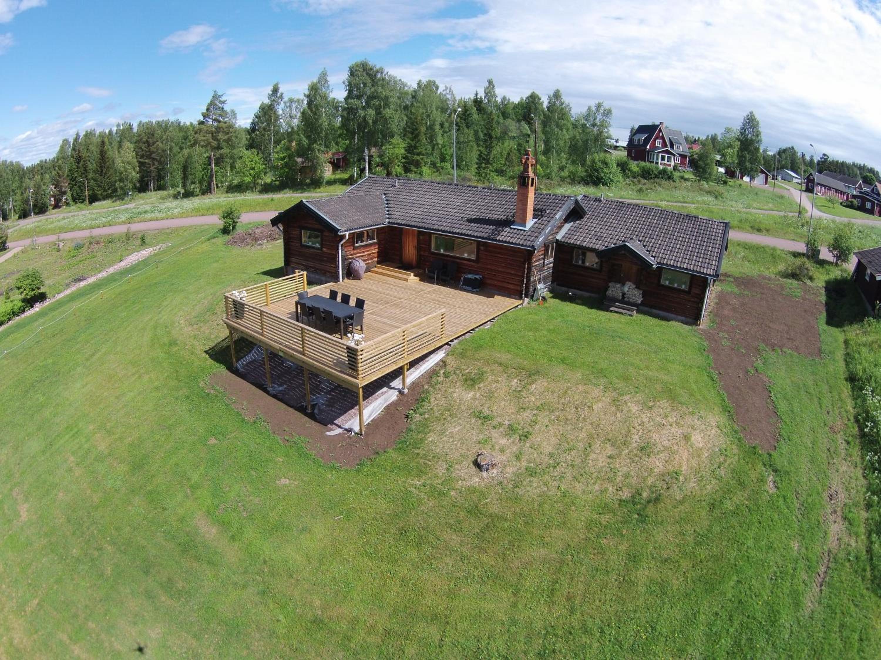 Three-Bedroom House - Photo 2