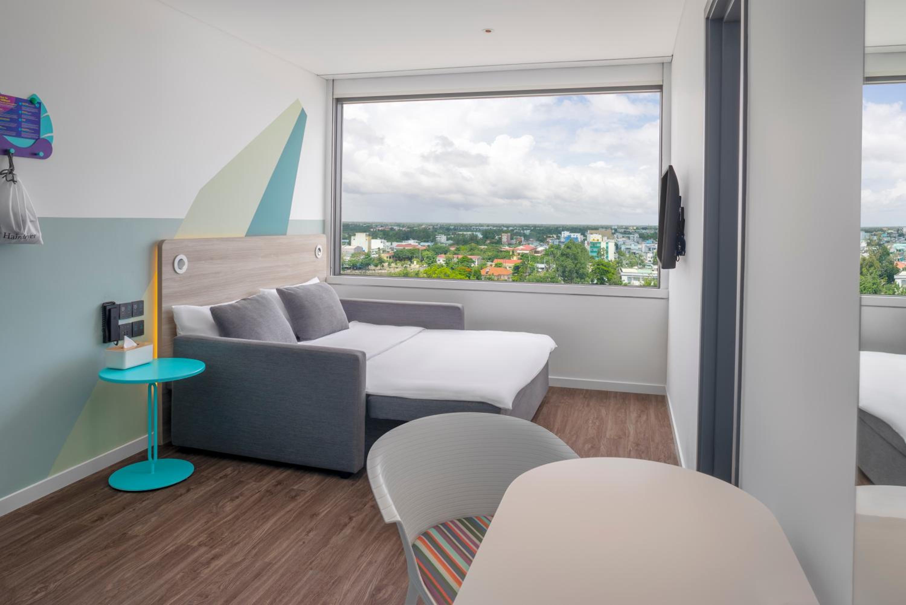 King Room with Sofa Bed - Photo 7