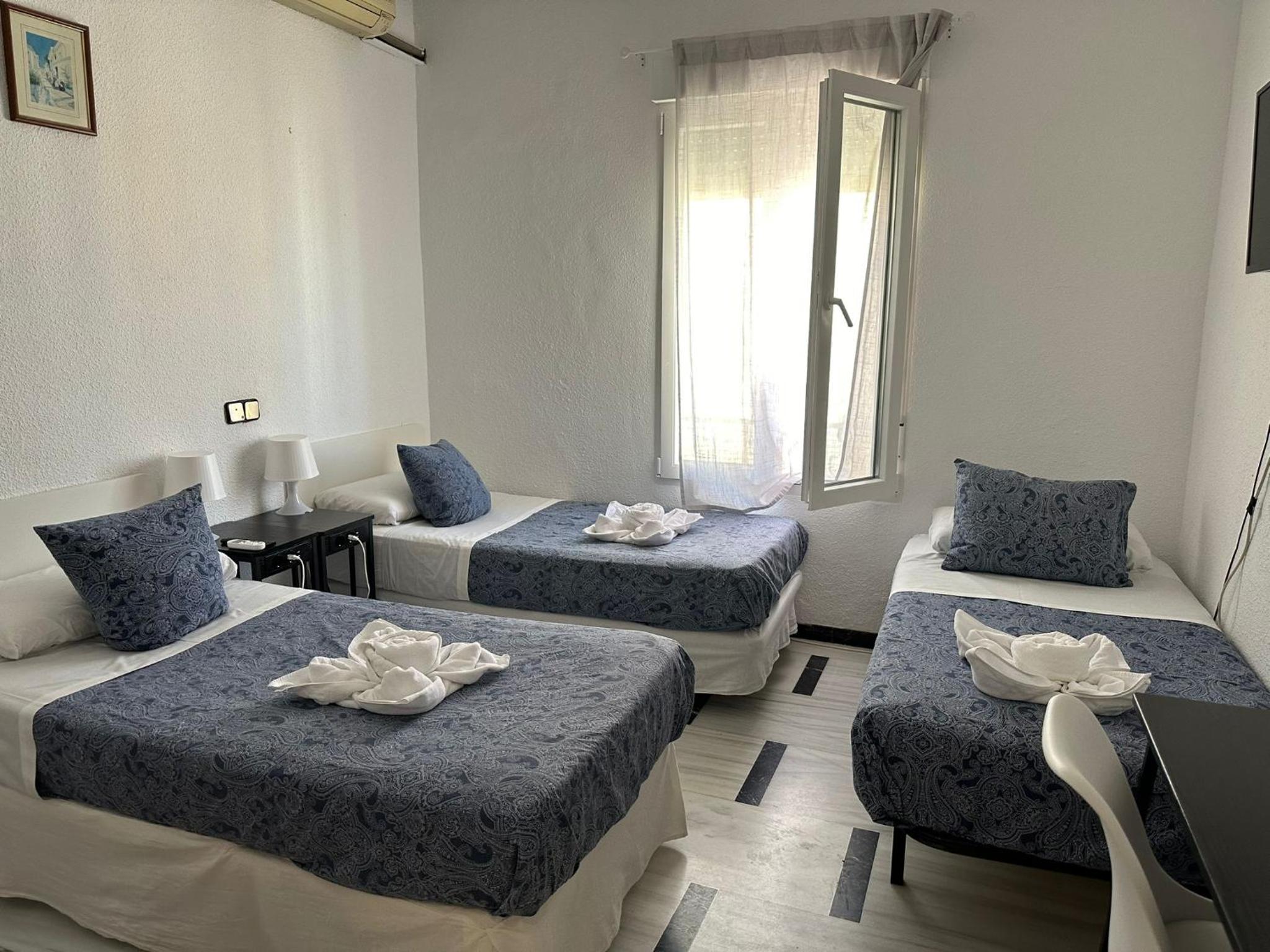 Double Room with Extra Bed and Private Bathroom - Photo 2