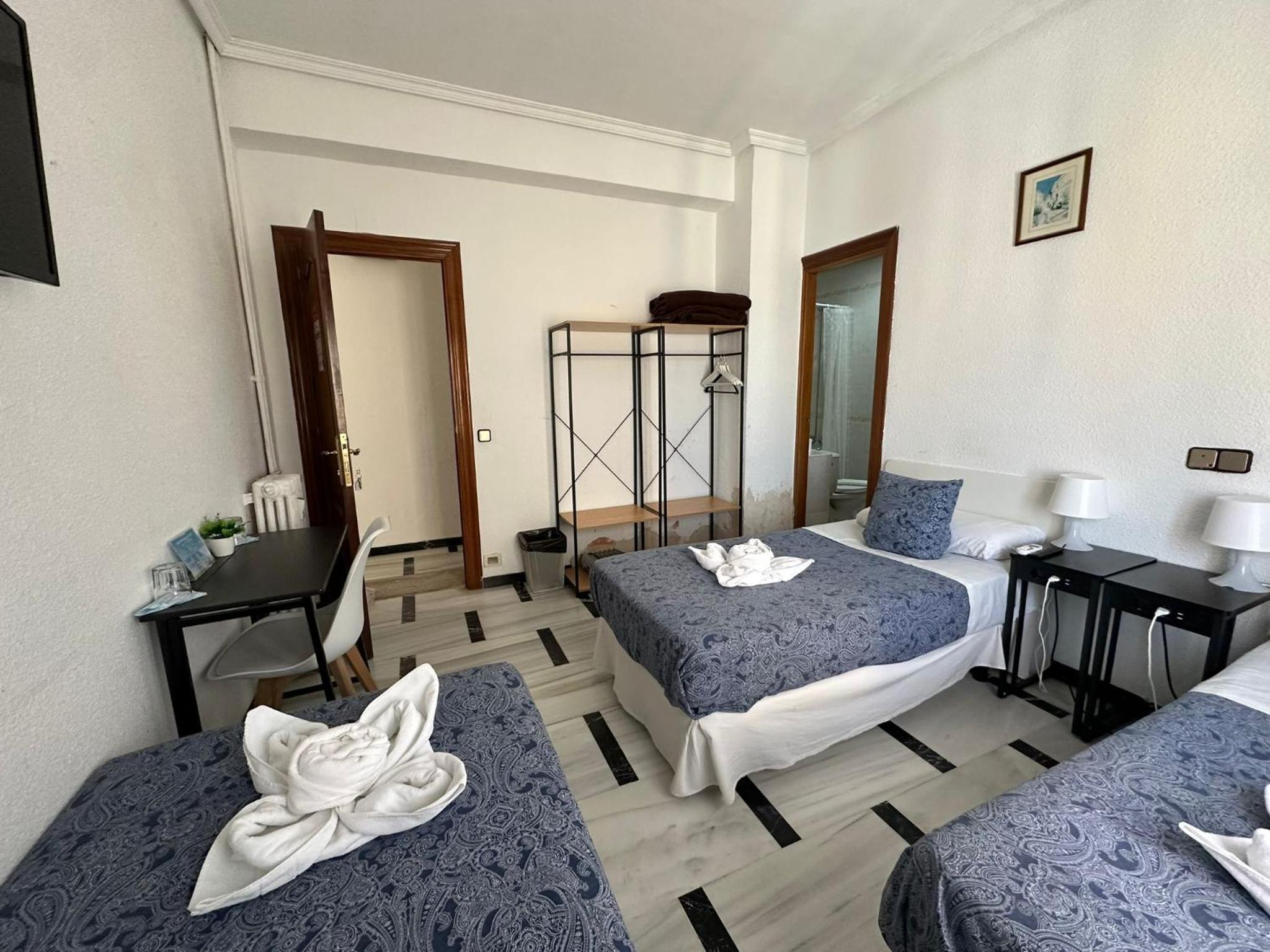 Double Room with Extra Bed and Private Bathroom - Photo 1