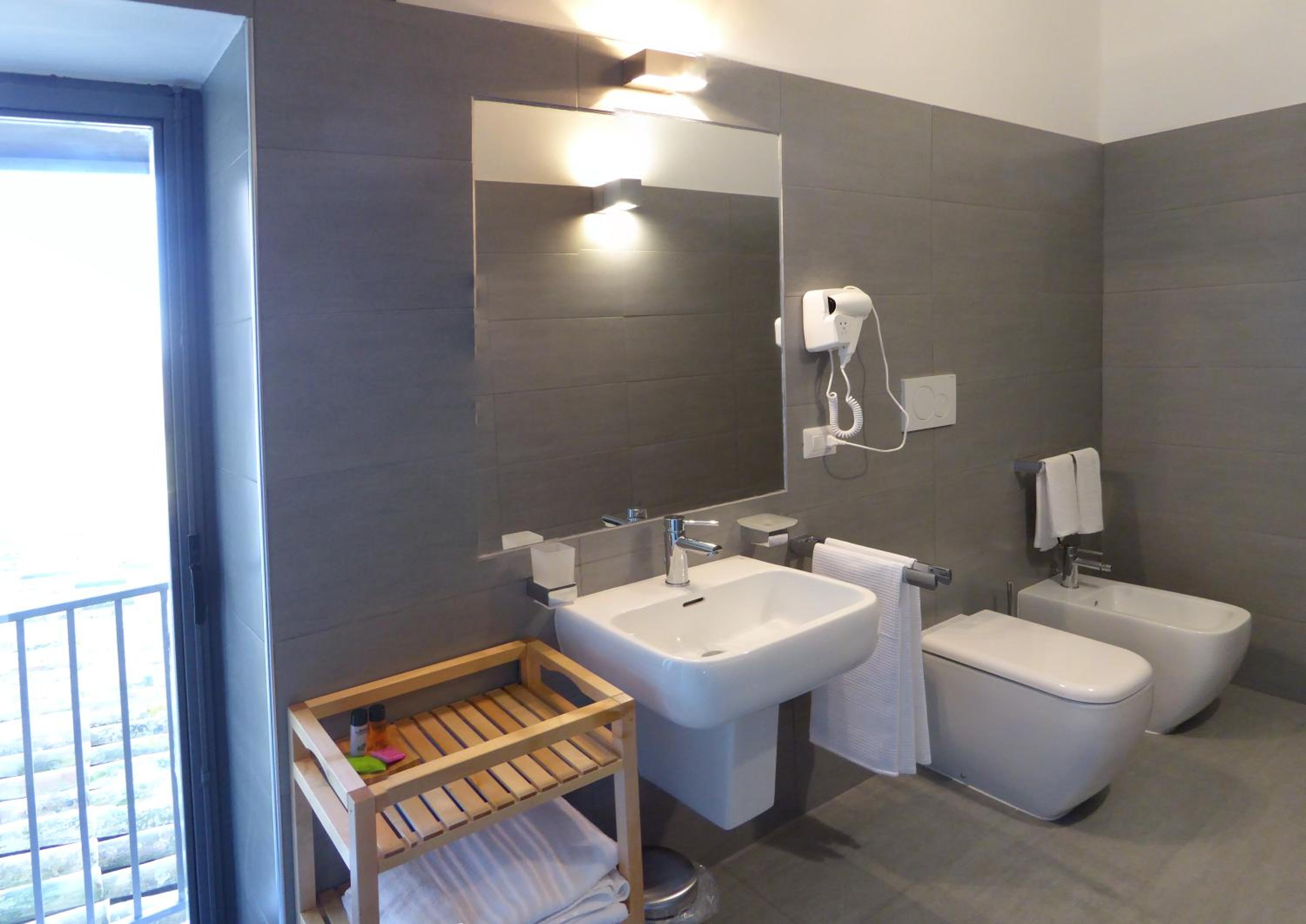 Deluxe Room - Photo 9