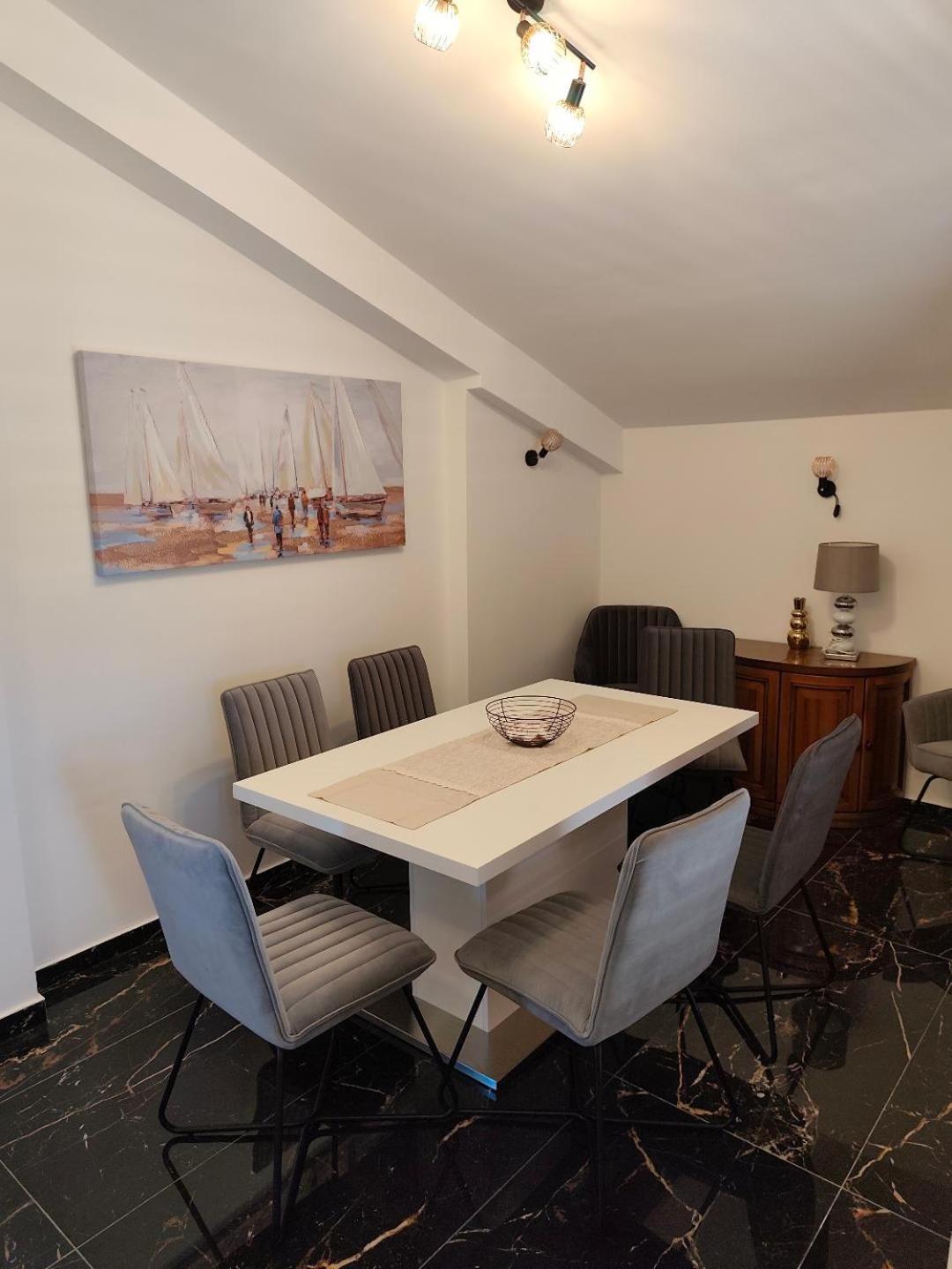 Three-Bedroom Deluxe Apartment photo 2