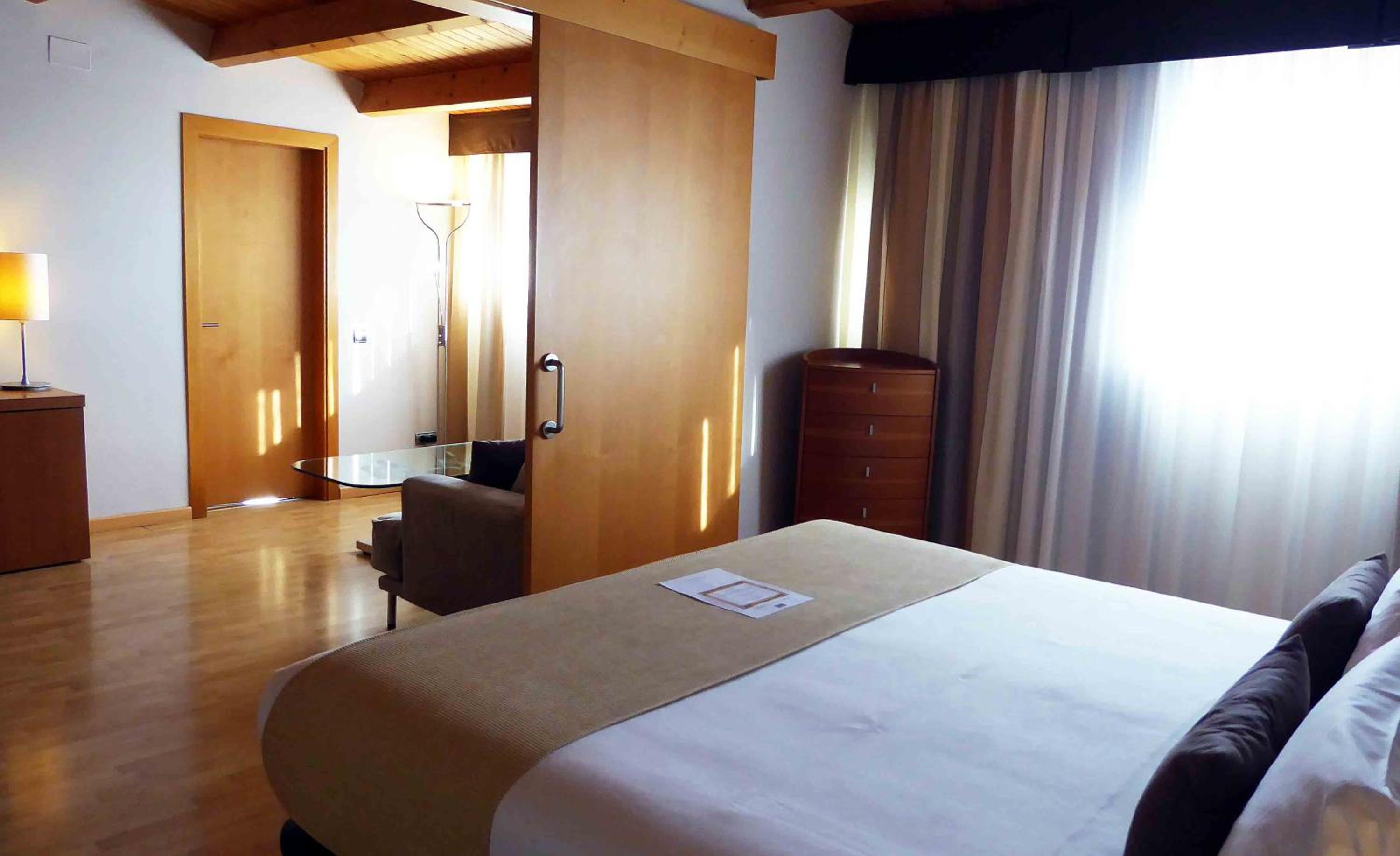 Queen Suite with Spa Bath photo 2