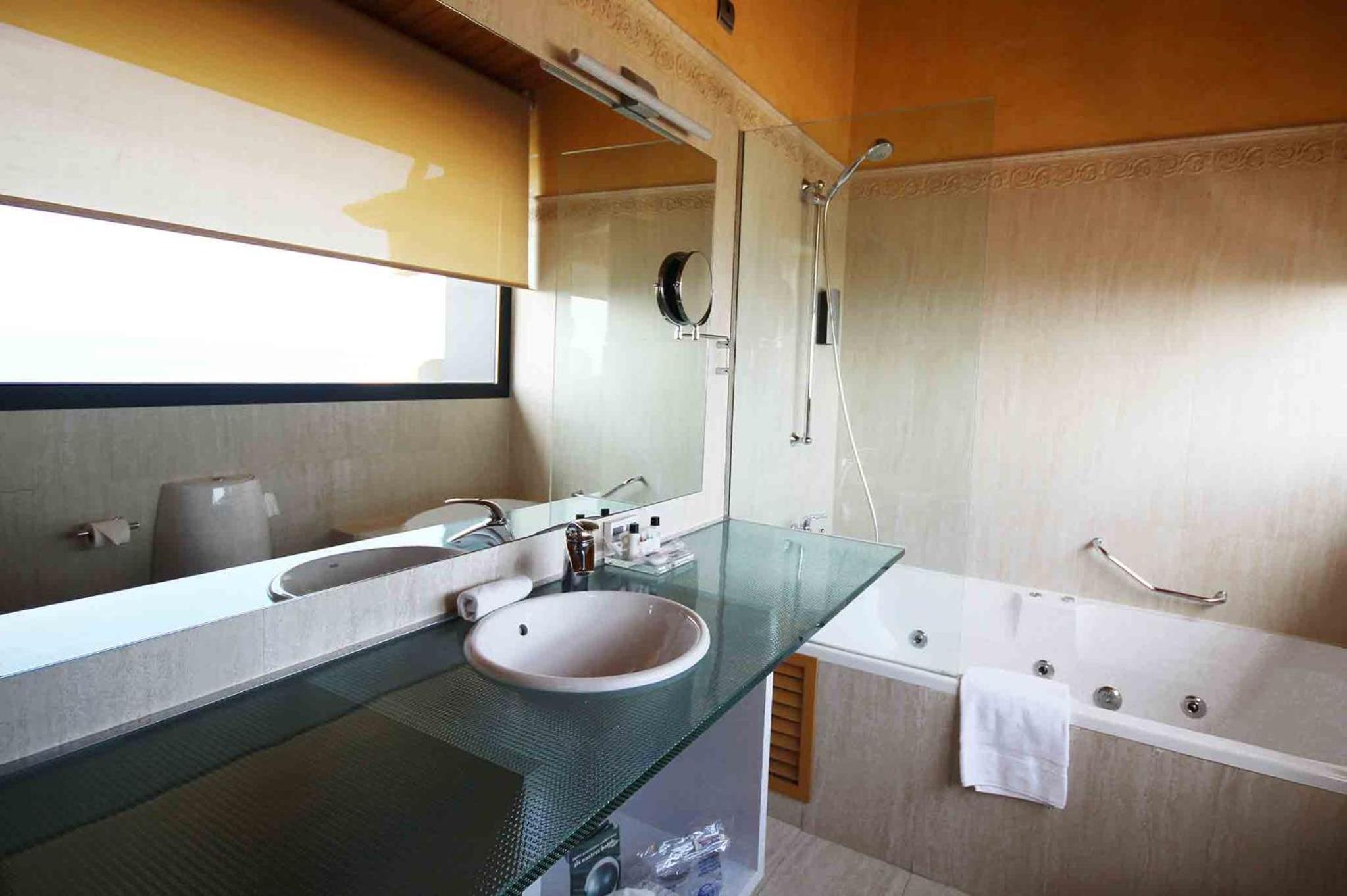 Queen Suite with Spa Bath photo 3