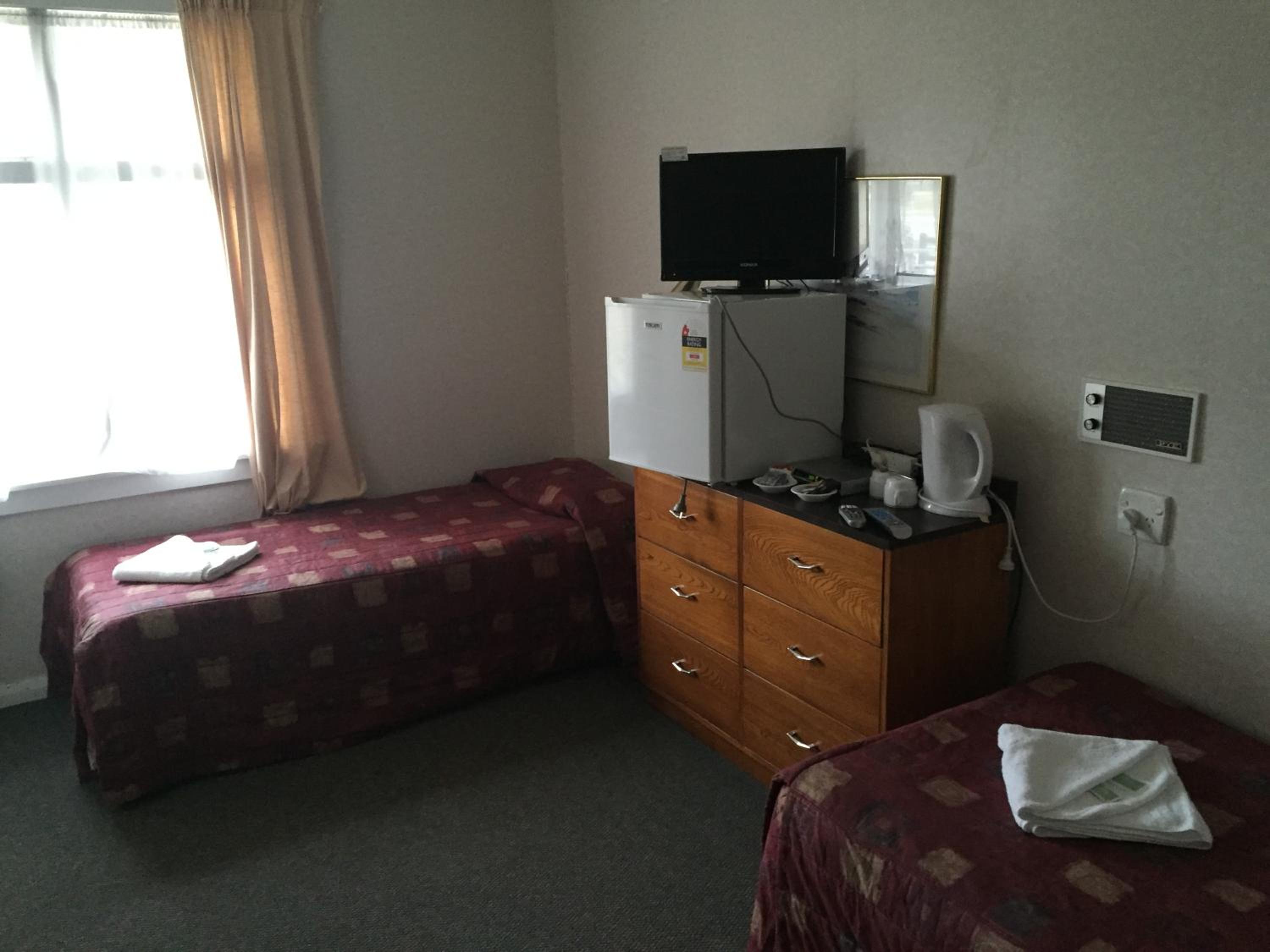 Twin Room with Shower - Photo 4