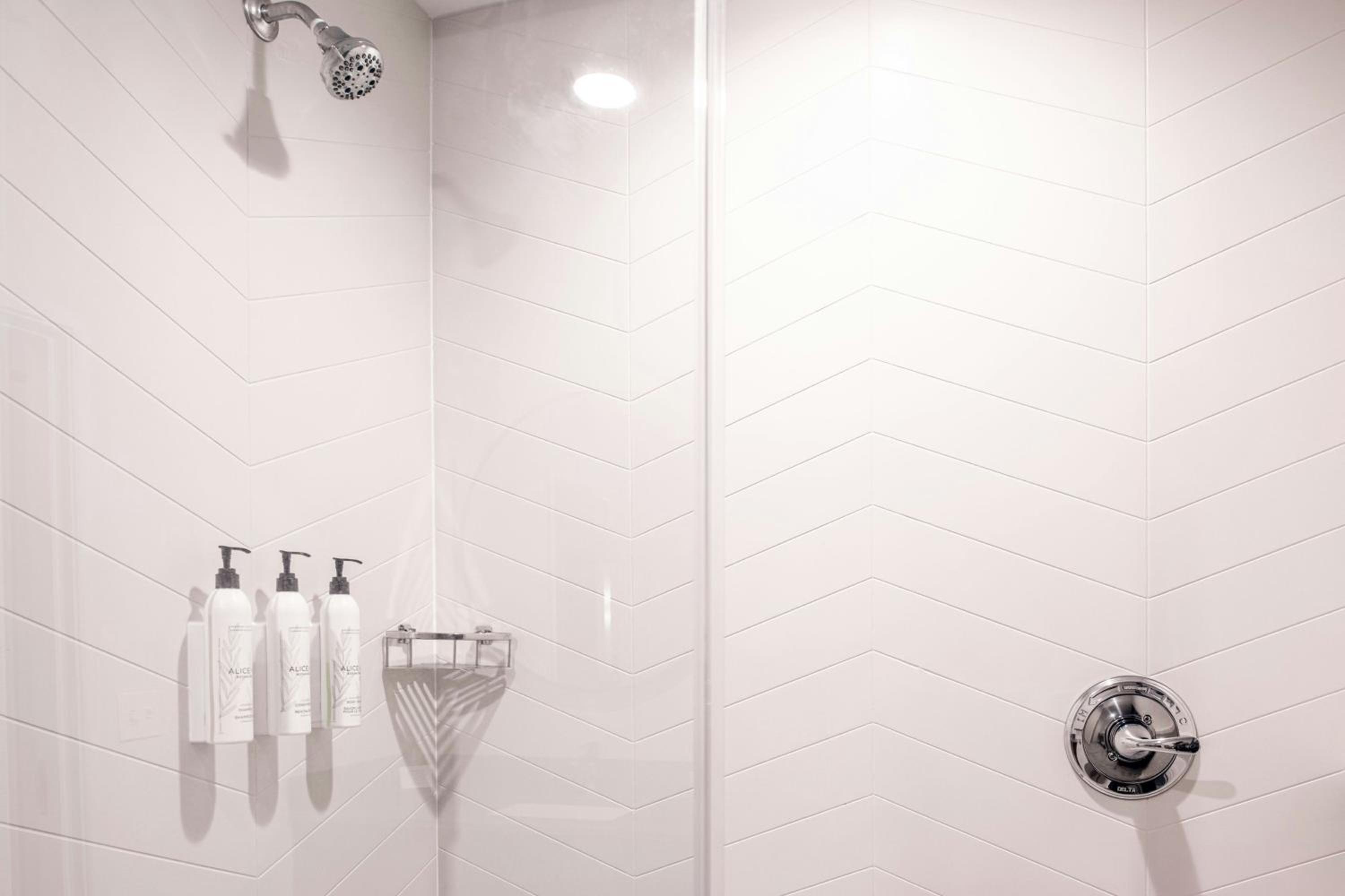 Standard King Room - Hearing Accessible - Photo 3