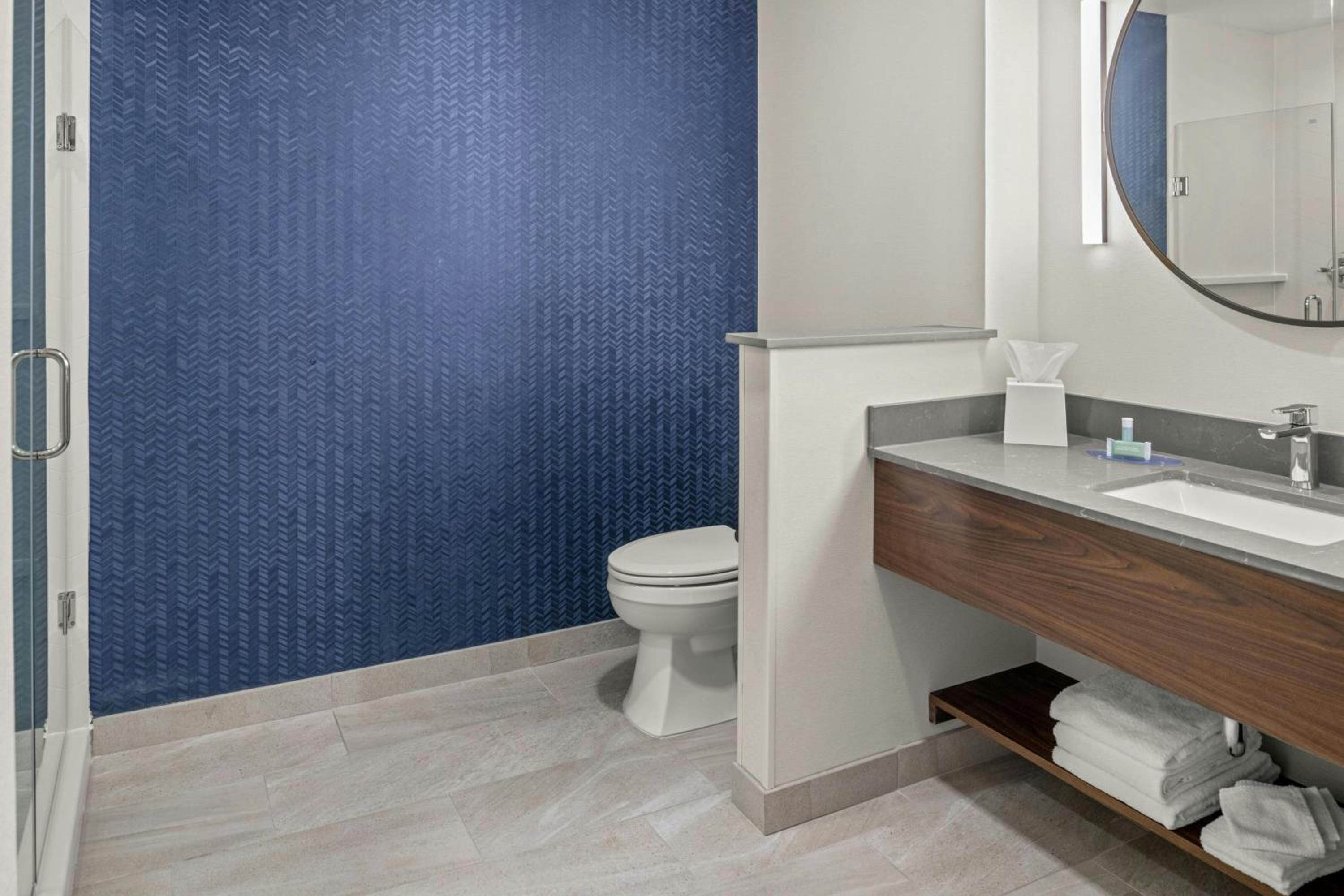 Standard King Room - Hearing Accessible - Photo 4