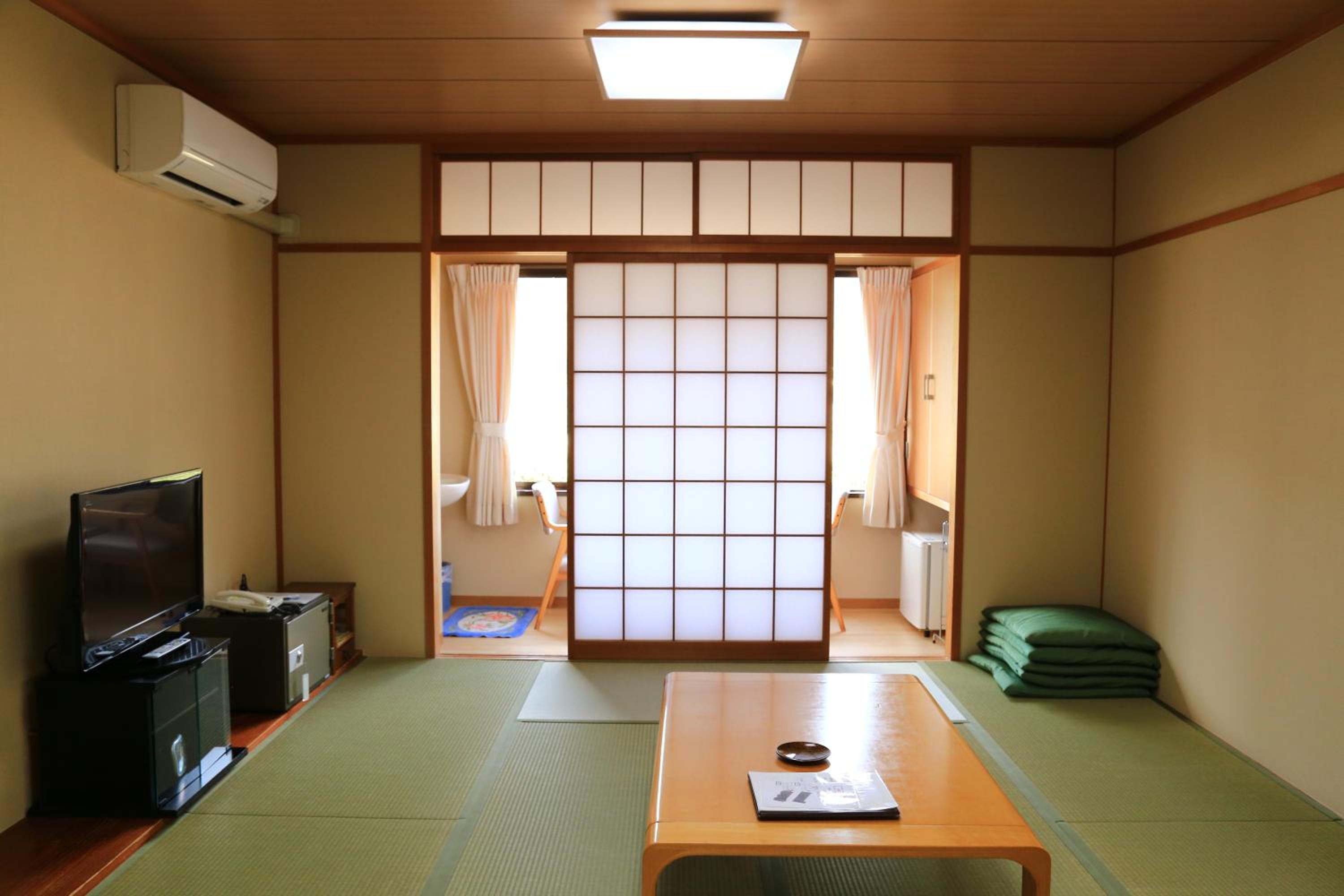 Japanese-Style Standard Room with Shared Bathroom - Photo 5