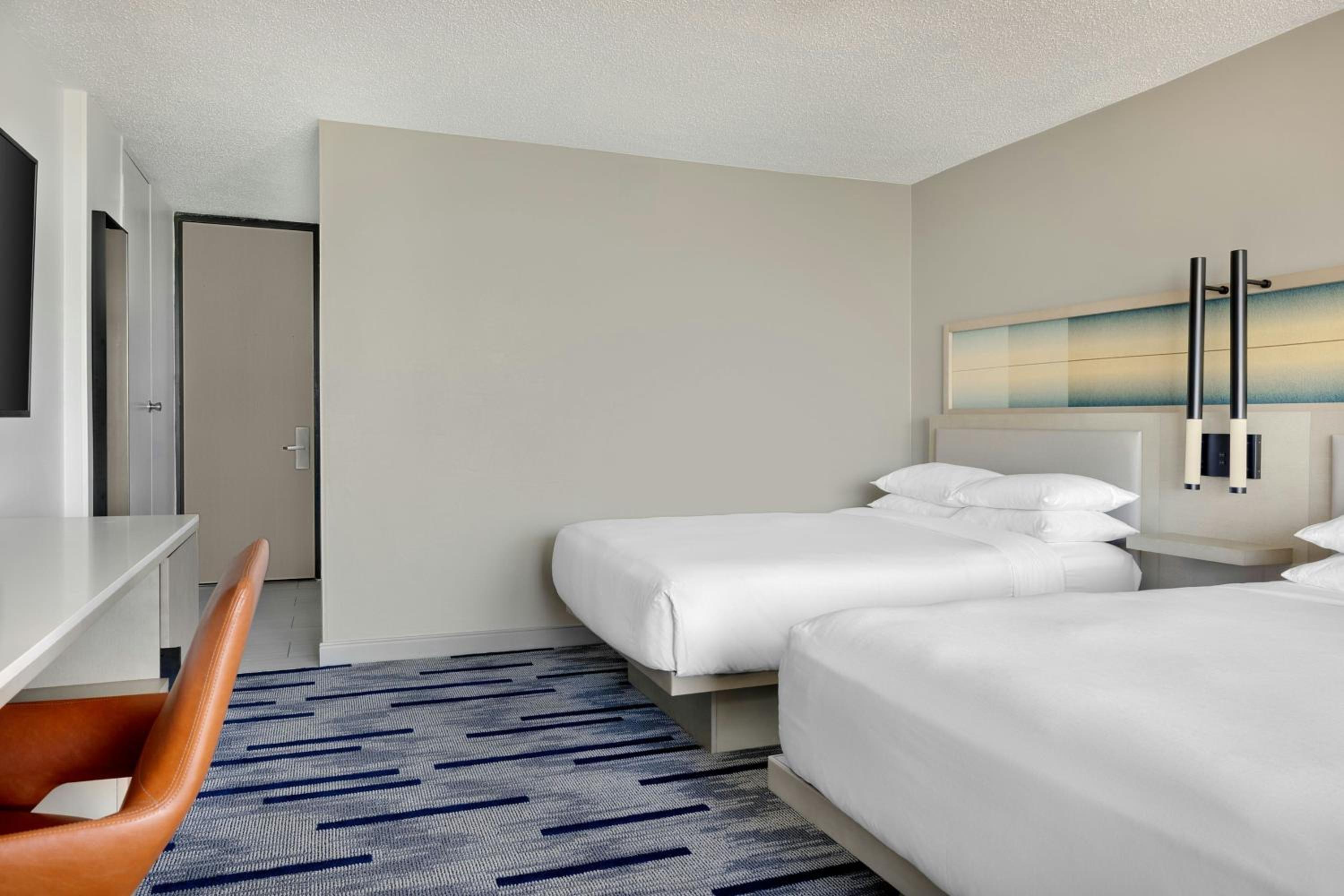 Double Room with Two Double Beds - Mobility and Hearing Accessible with Tub - Photo 3