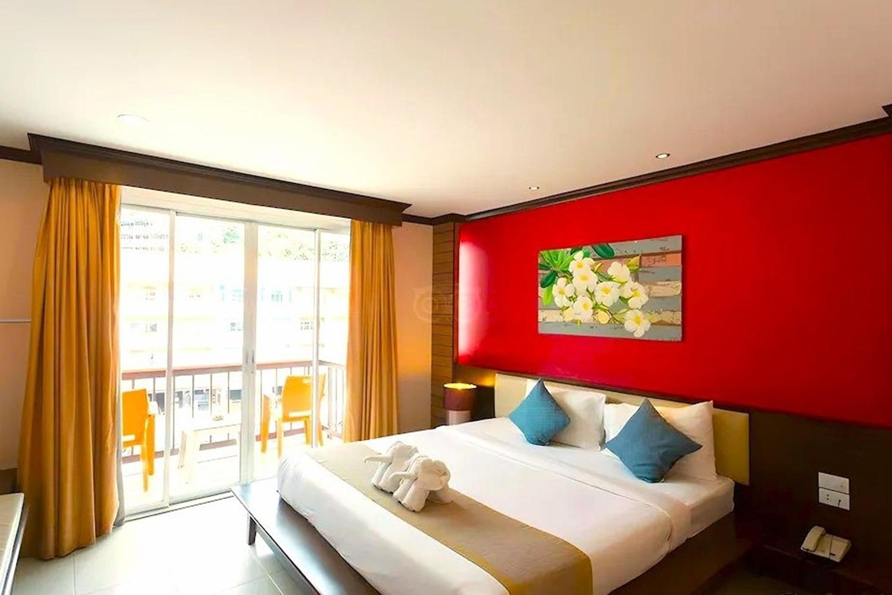 Superior Double or Twin Room with City View - Photo 12