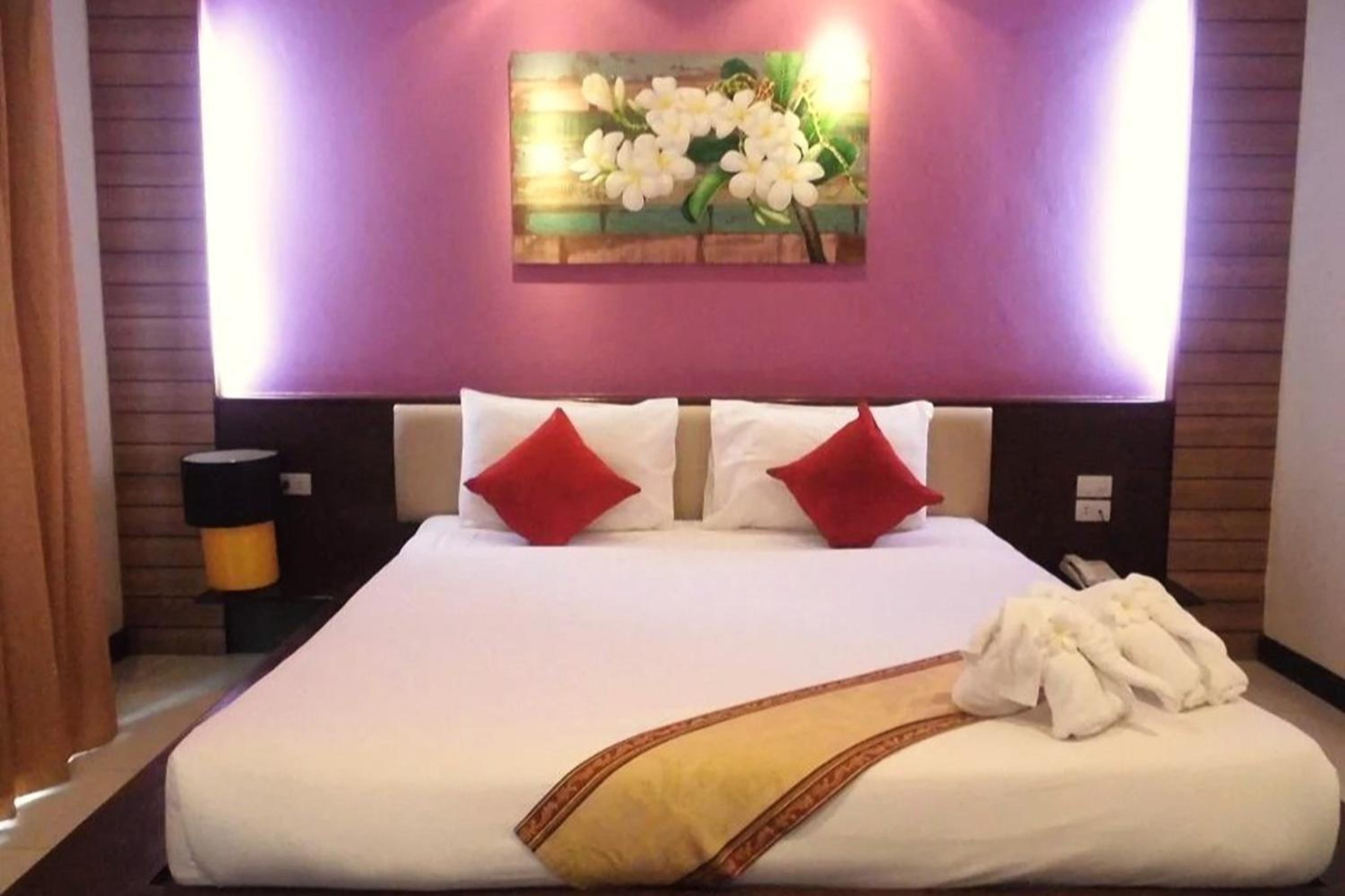 Superior Double or Twin Room with City View - Photo 10