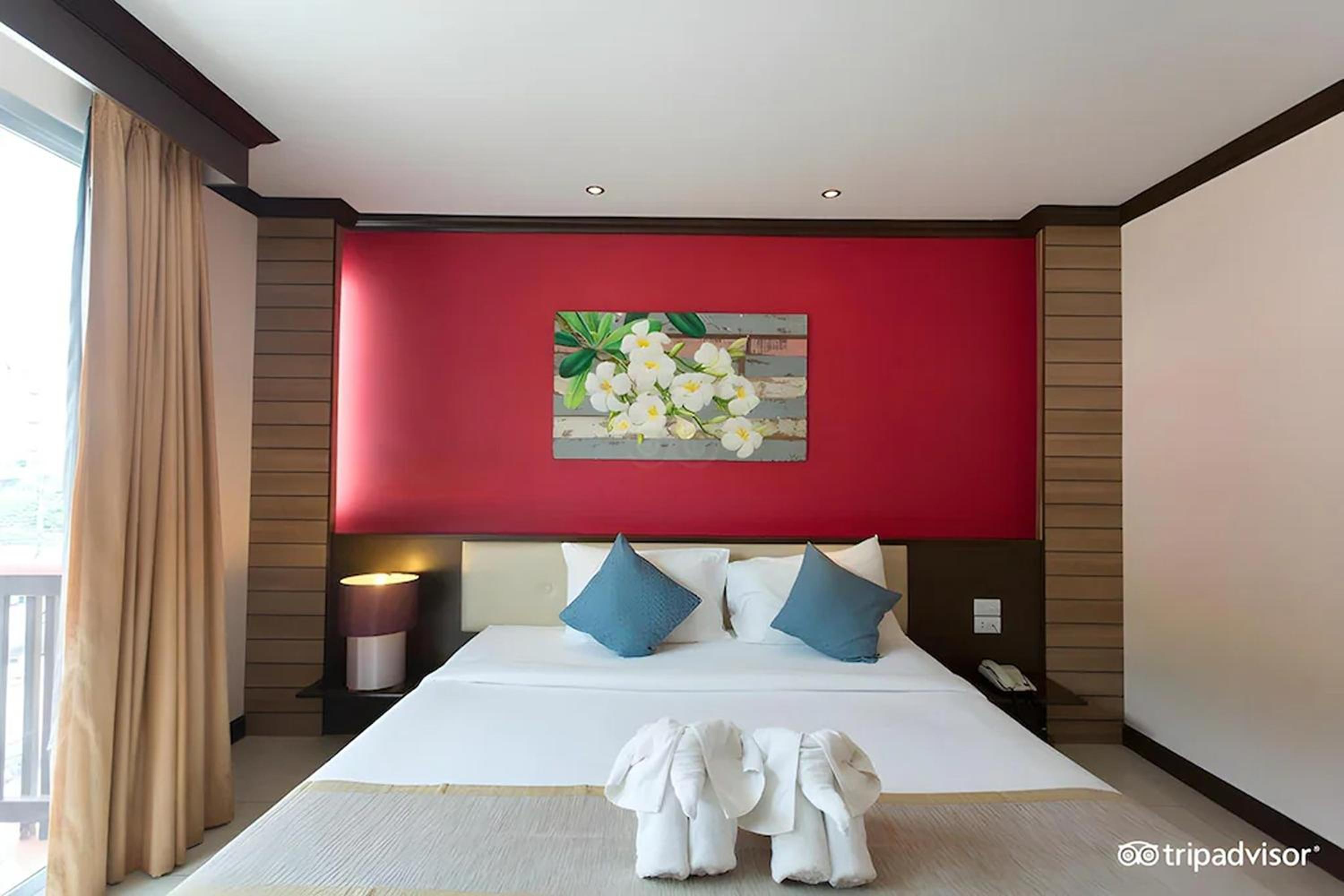 Superior Double or Twin Room with City View - Photo 9